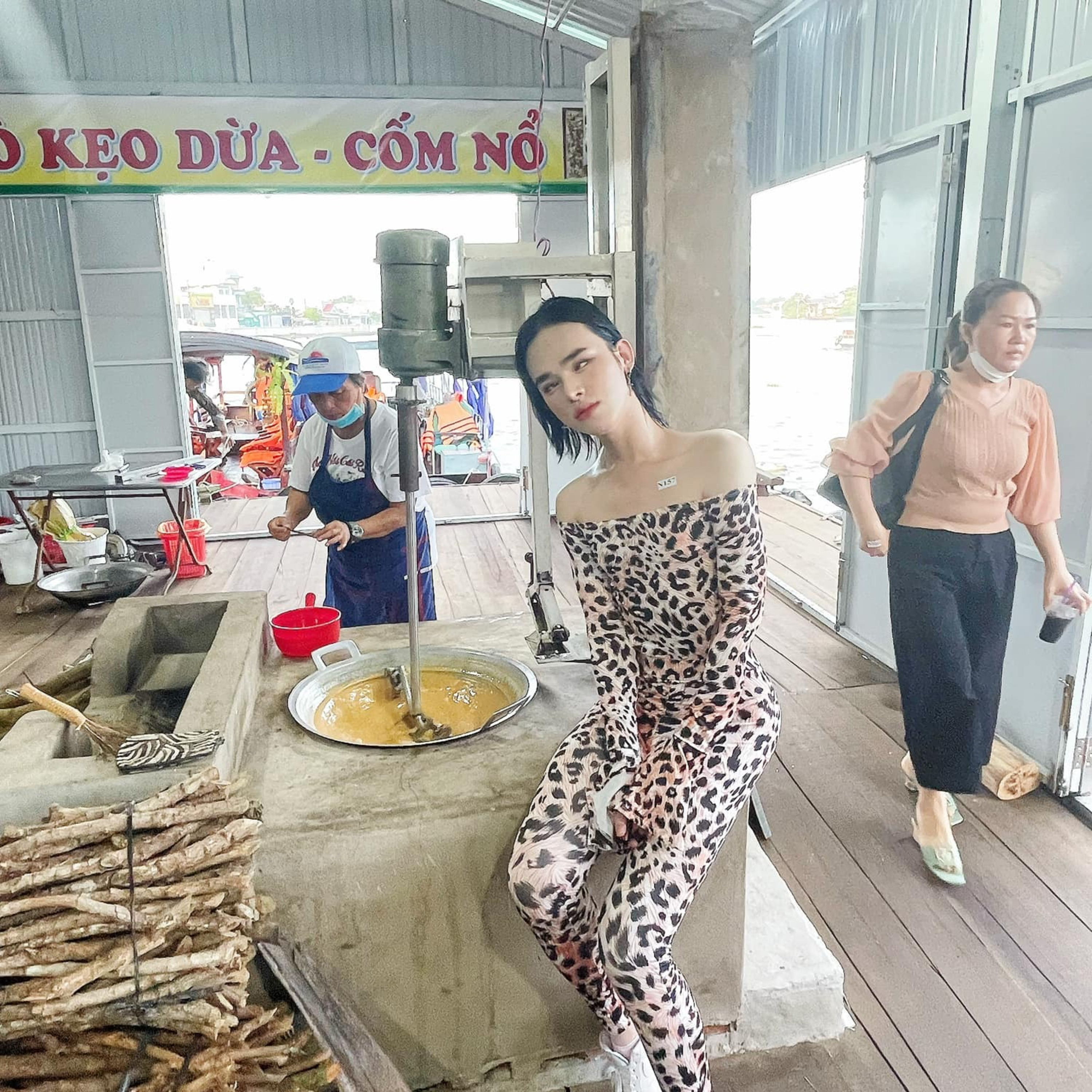 Trần Đức Bo náo loạn Chợ Nổi: Người nhiệt tình share, kẻ la ó 'không dám nhìn' episode artwork