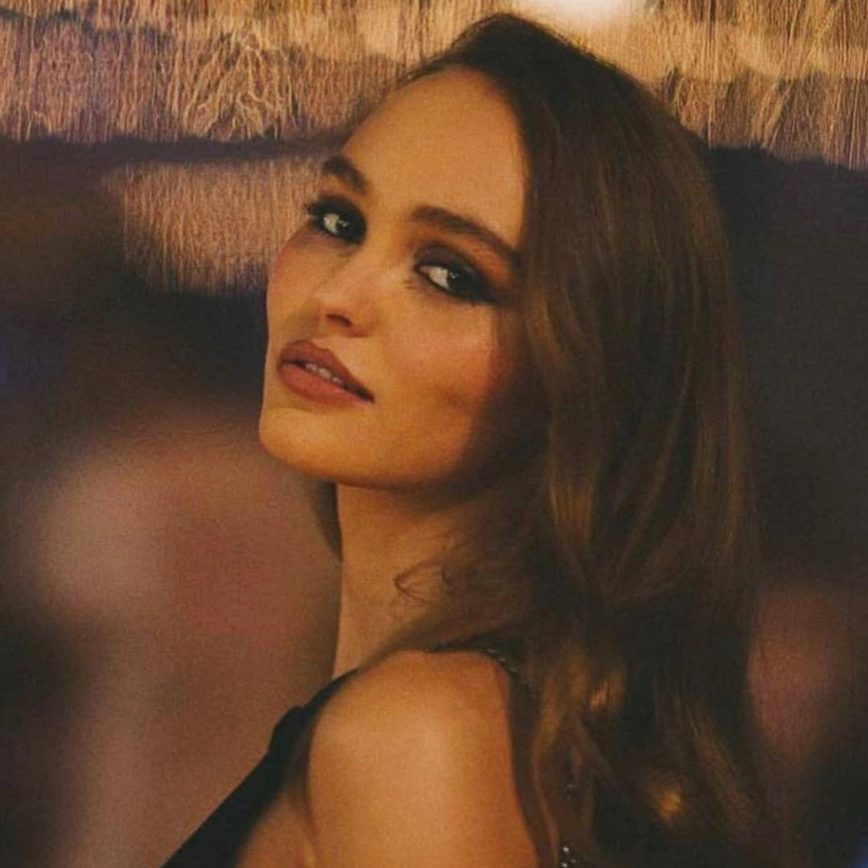 Lily-Rose Depp nghĩ gì về người vợ cũ của bố cô, Amber Heard? episode artwork