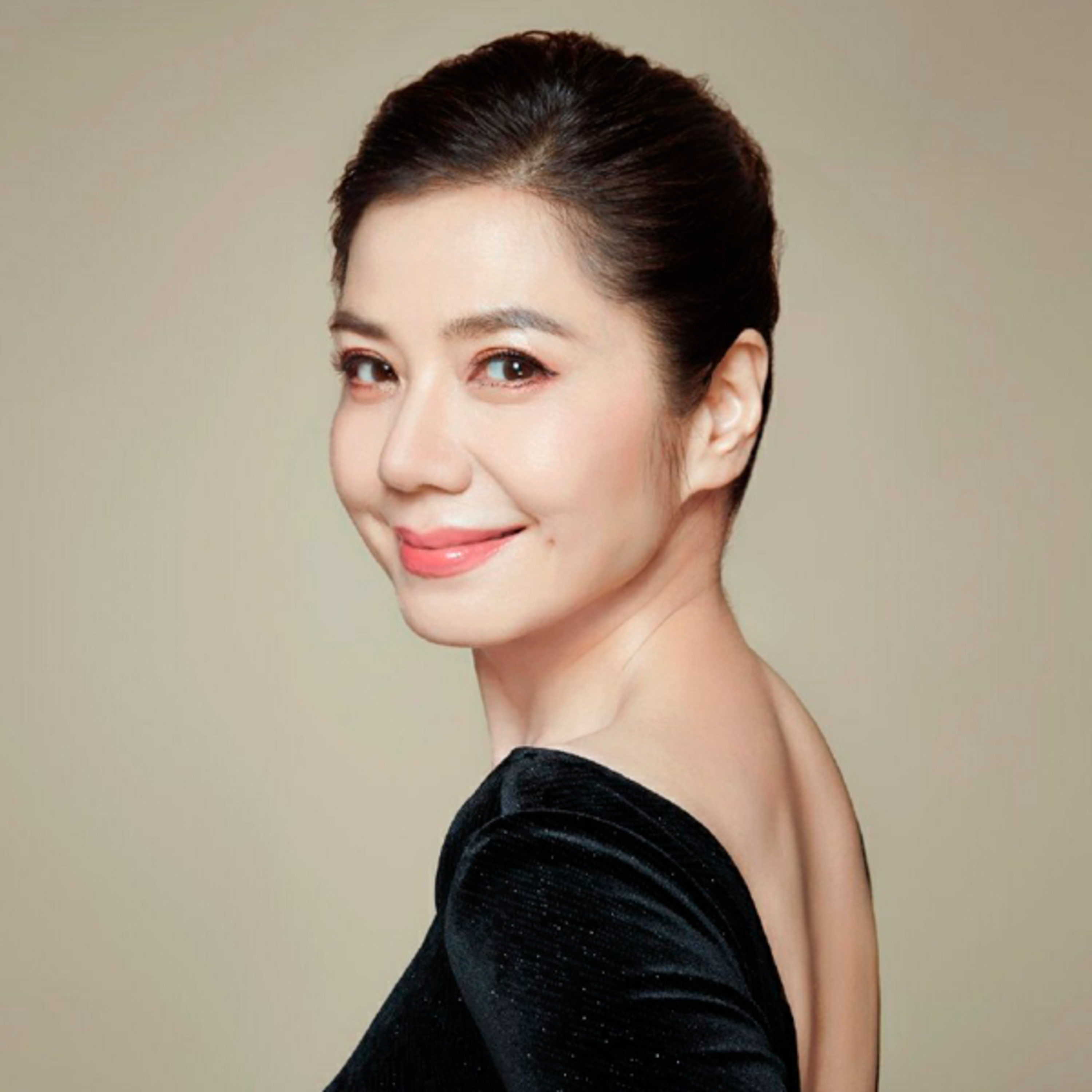 Chung Sở Hồng, mỹ nhân từ chối Thành Long và Lưu Đức Hoa góa chồng 10 năm mà vẫn như gái đôi mươi episode artwork
