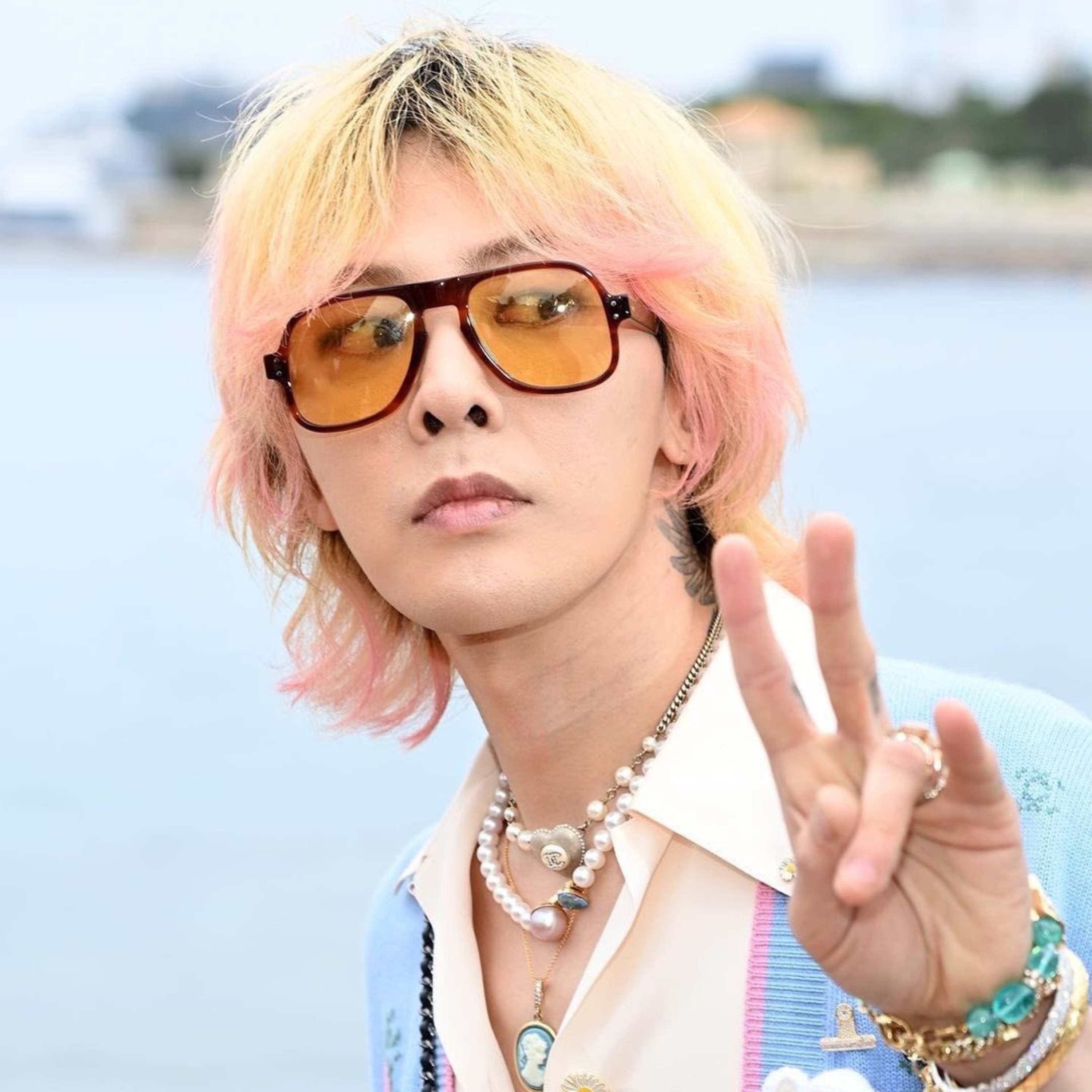 G-Dragon lộ diện với hình ảnh gầy gò: Sụt cân do quá đau lòng vì chia tay Jennie? episode artwork