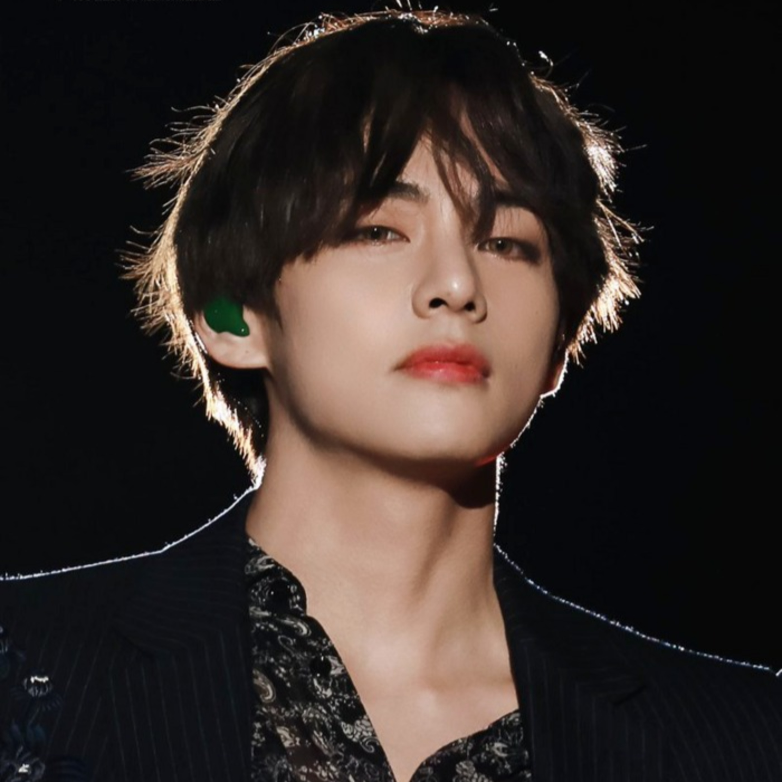 V (BTS) và những bí mật thầm kín ít ai biết: Tính cách đặc biệt, tình trường gây choáng episode artwork