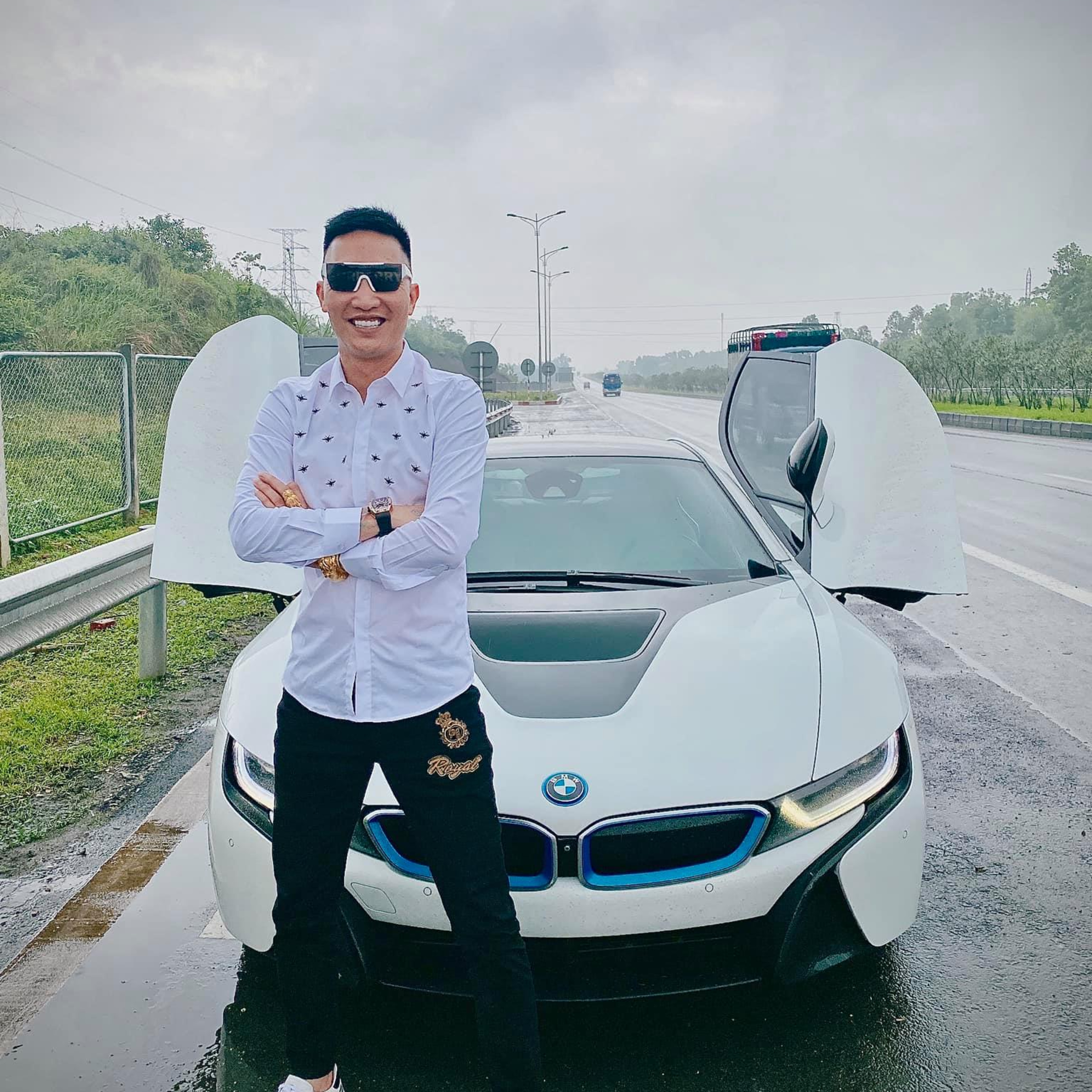 "Giang hồ mạng" Huấn Hoa Hồng và bí ẩn sau chuyện giàu khủng nhờ kinh doanh online episode artwork