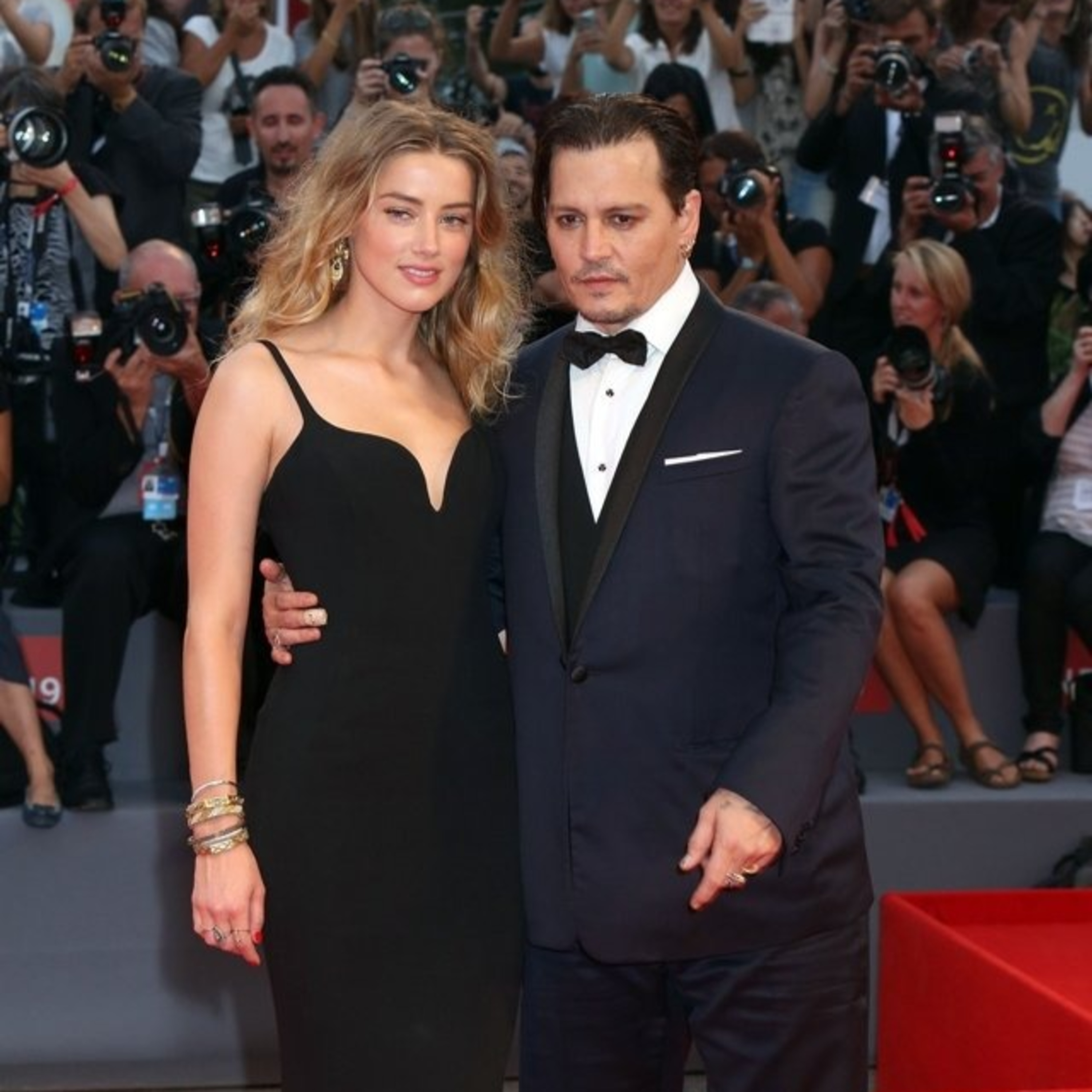 Johnny Depp và Amber Heard đấu tố nhau, loạt sao Hạng A bị liên lụy  episode artwork