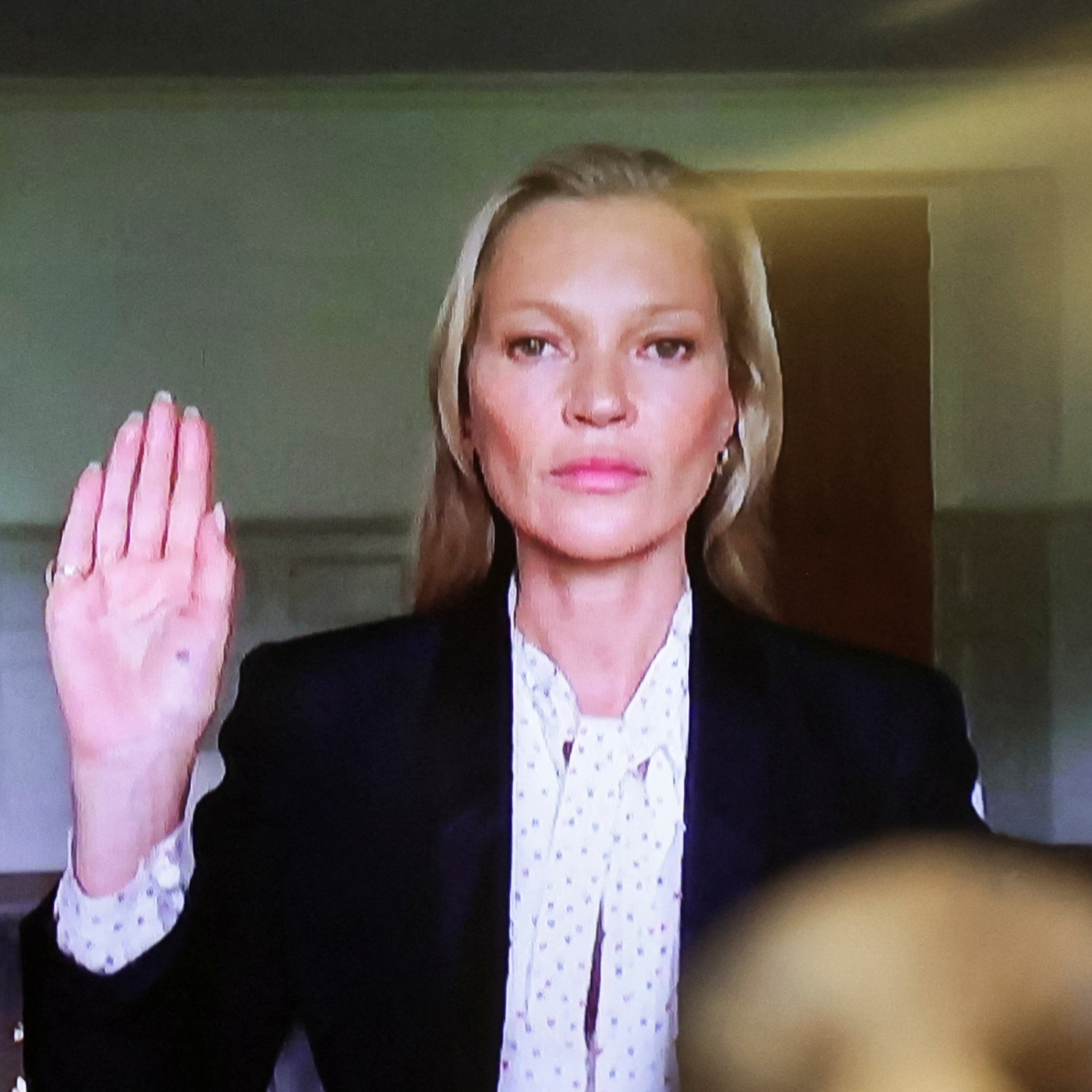 Kate Moss vạch mặt Amber Heard nói dối, khẳng định không bị Johnny Depp đẩy xuống cầu thang episode artwork