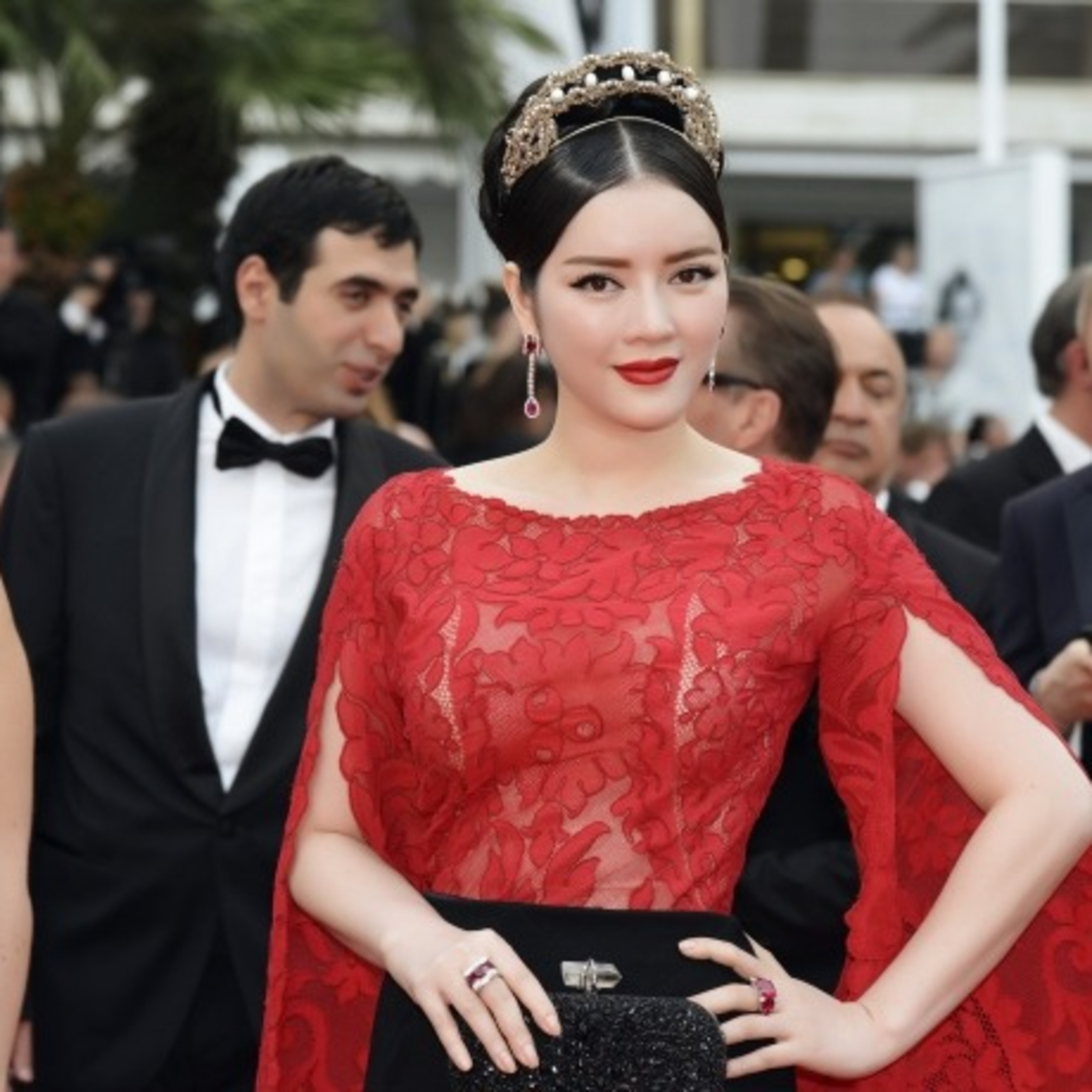 Lý Nhã Kỳ thảm đỏ Cannes: Môi trường khắc nghiệt, áp lực đến nghẹt thở episode artwork