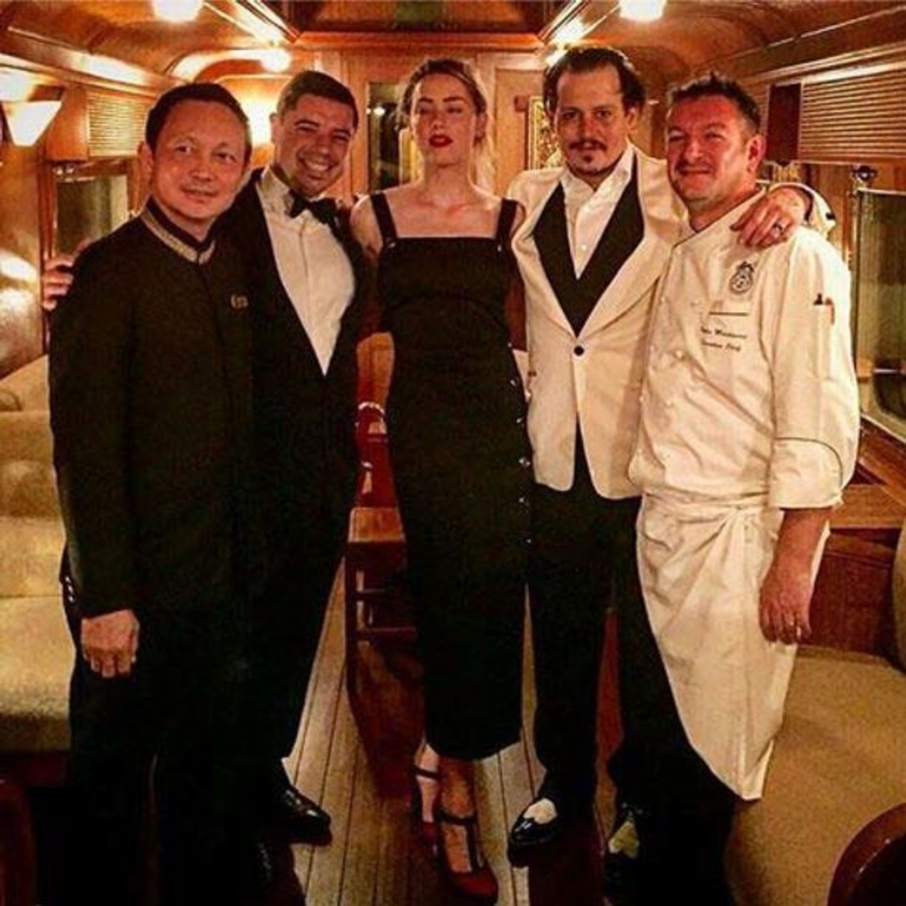Johnny Depp tố Amber Heard đã đánh anh ở nơi công cộng episode artwork