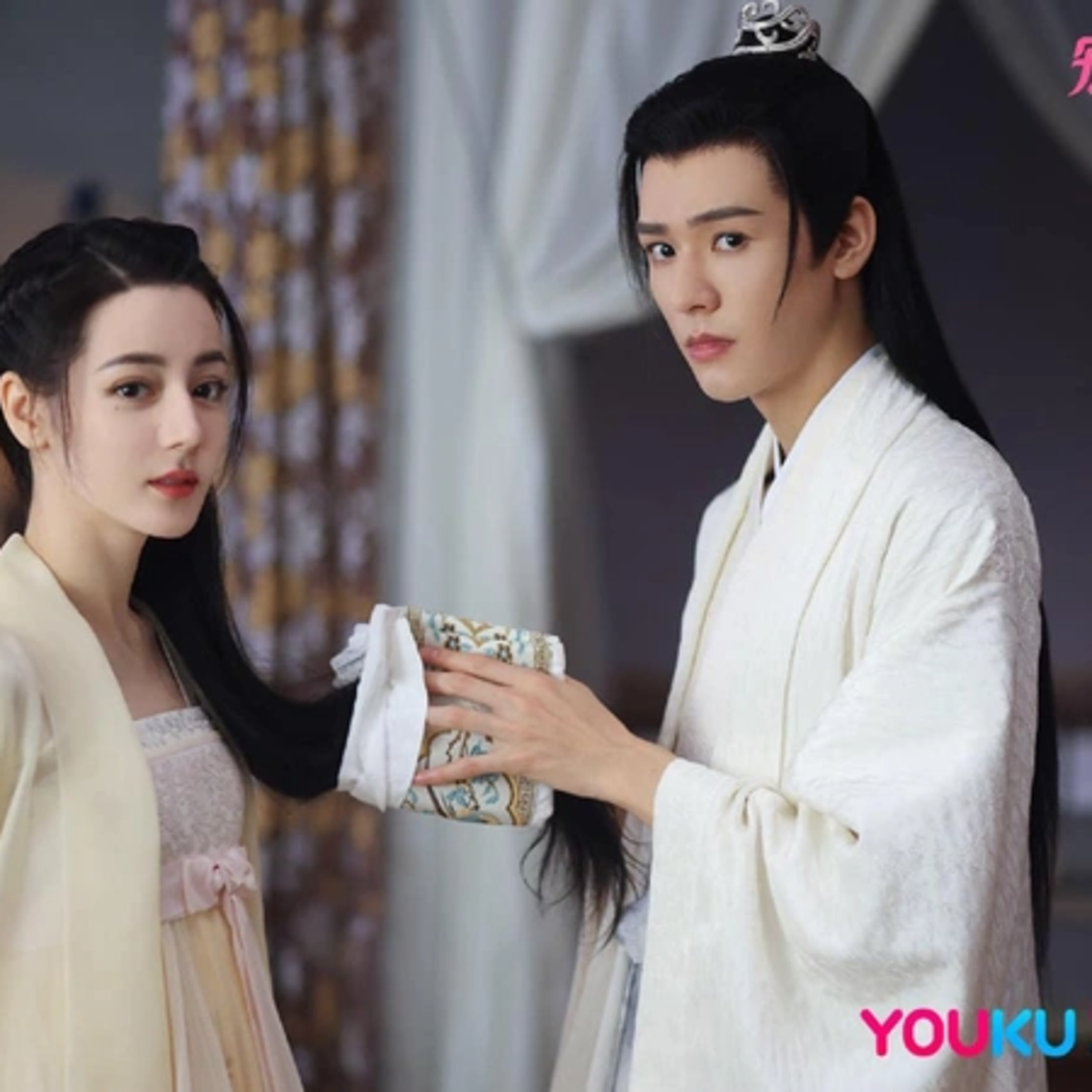 Địch Lệ Nhiệt Ba lạnh nhạt, hắt hủi Cung Tuấn, phim mới An Lạc Truyện tuyên truyền khó khăn? episode artwork
