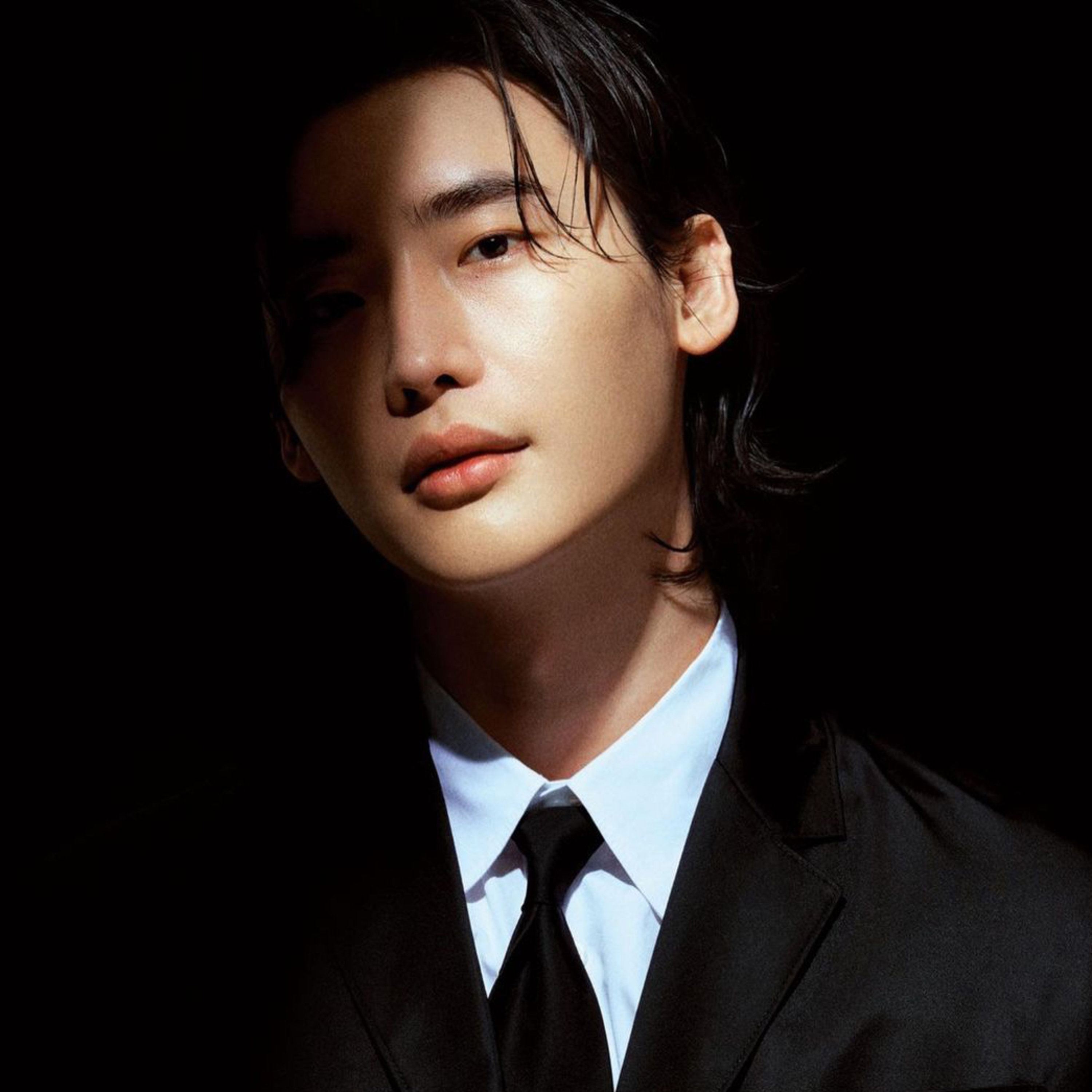 Lee Jong Suk gây sốc với ngoại hình khác lạ, netizen nhận mãi không ra episode artwork
