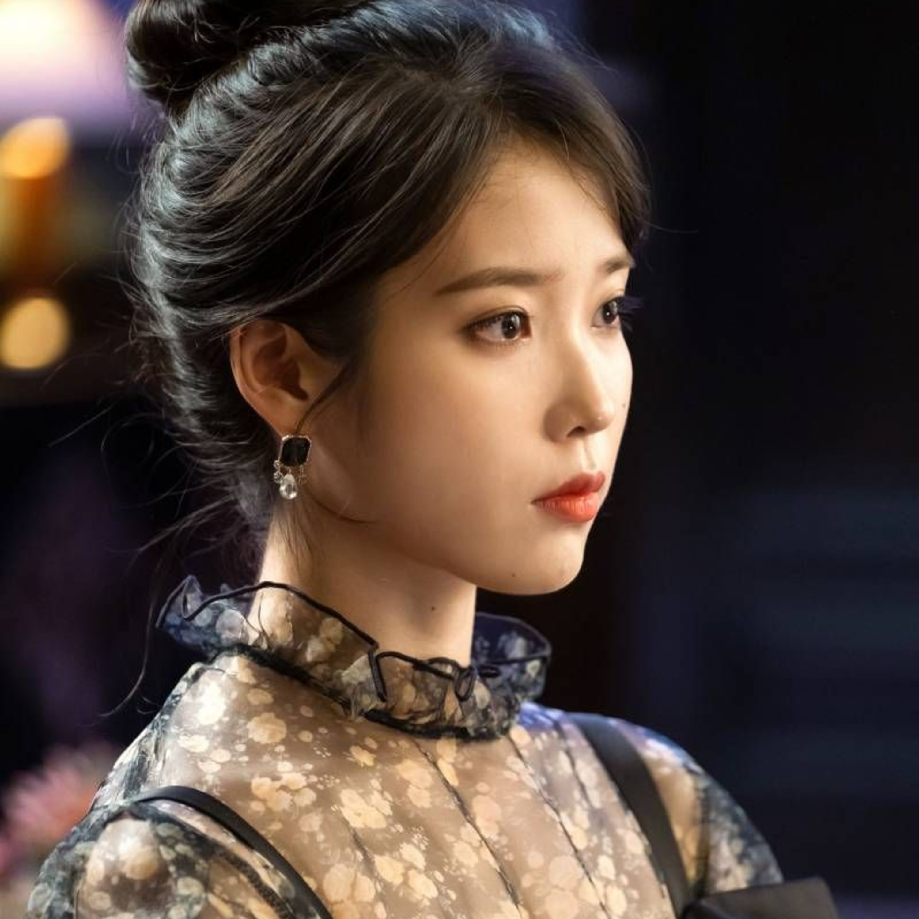 IU bị 1 mỹ nhân huých vai, xô đẩy suýt ngã trên thảm đỏ Cannes 2022 khiến dân mạng phẫn nộ episode artwork