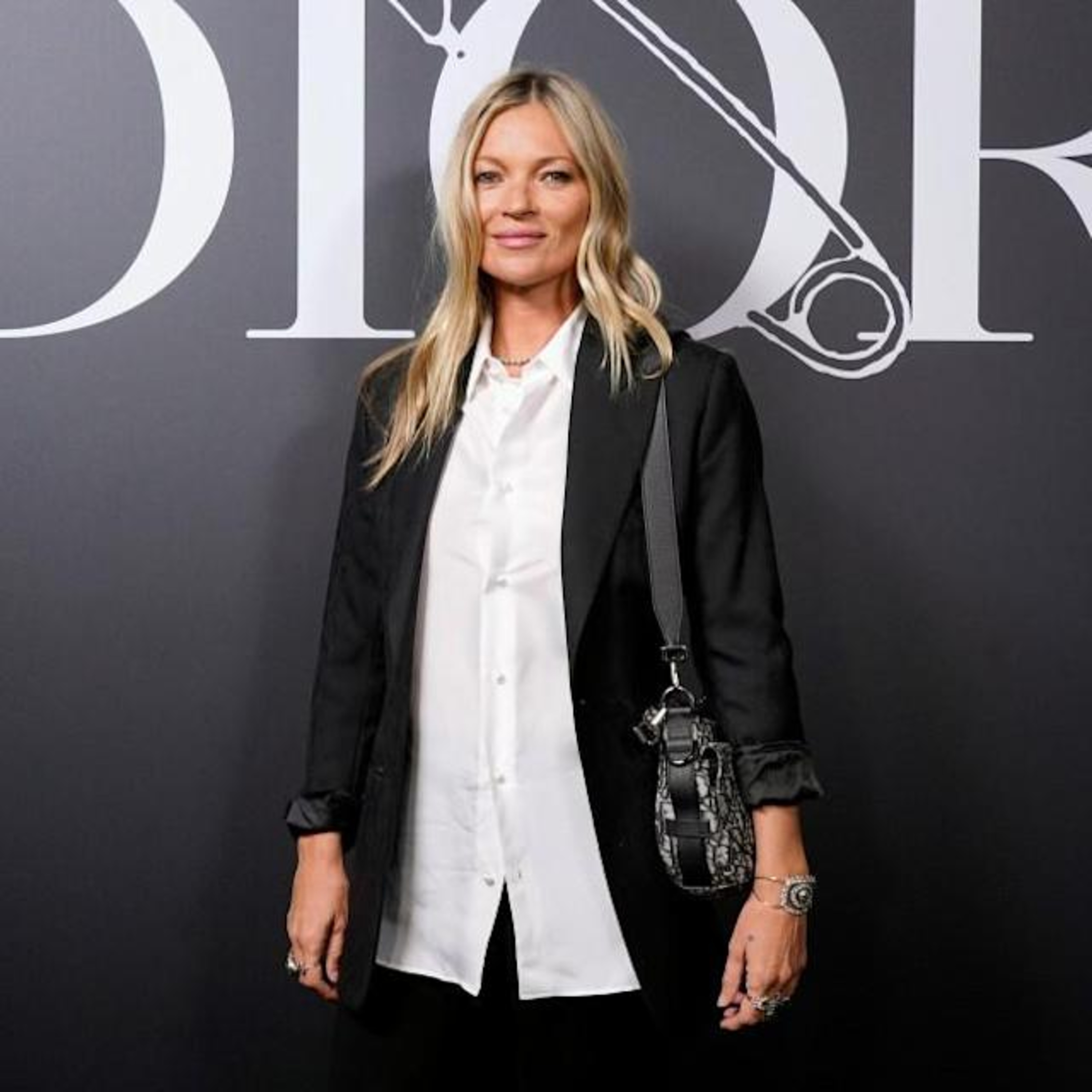 Trang phục Kate Moss diện ở phiên toà của Johnny Depp và Amber Heard mang ý nghĩa gì?  episode artwork
