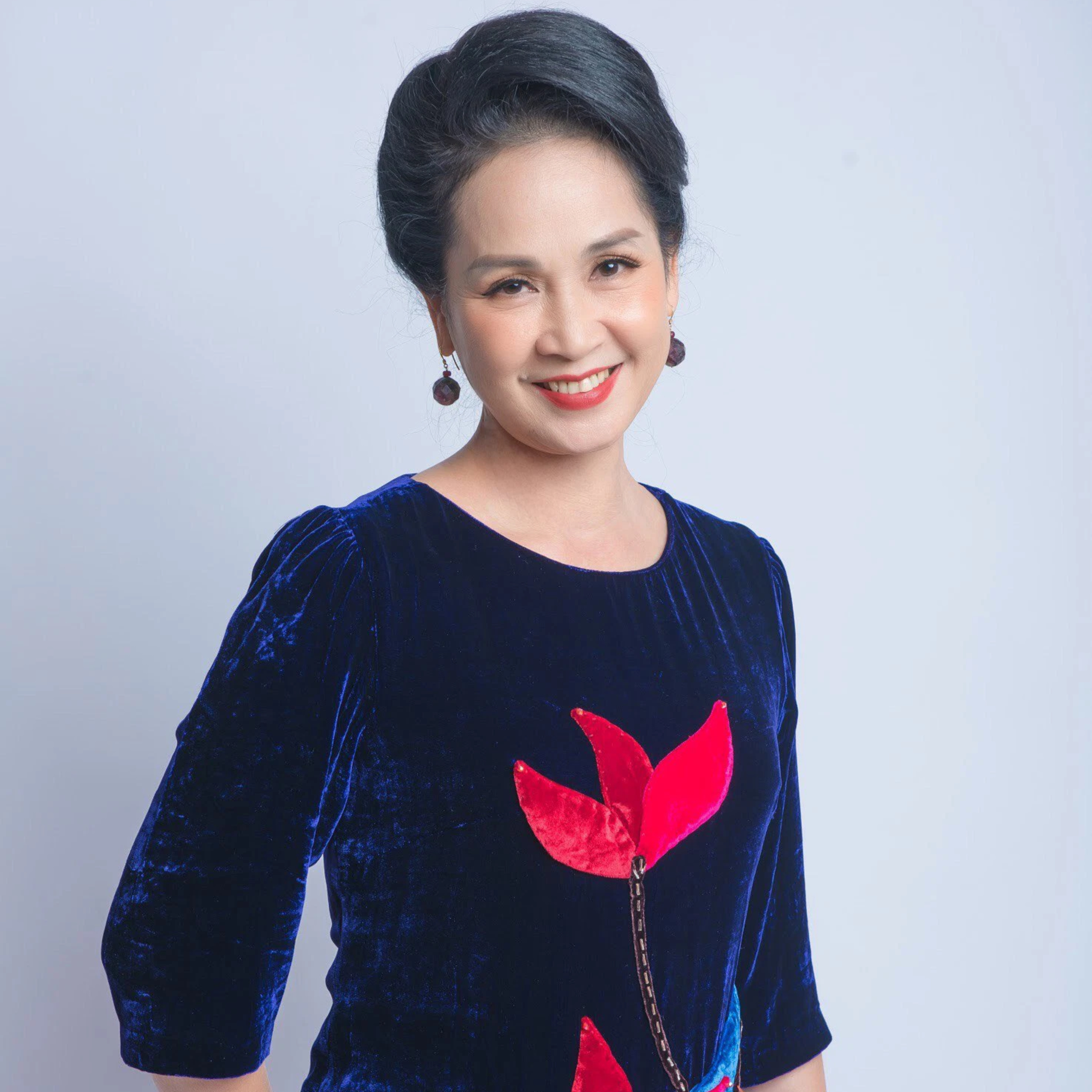 NSND Lan Hương: Mẹ chồng độc ác trên phim nhưng ngoài đời hiền hậu và cuộc sống ngưỡng mộ tuổi 61 episode artwork