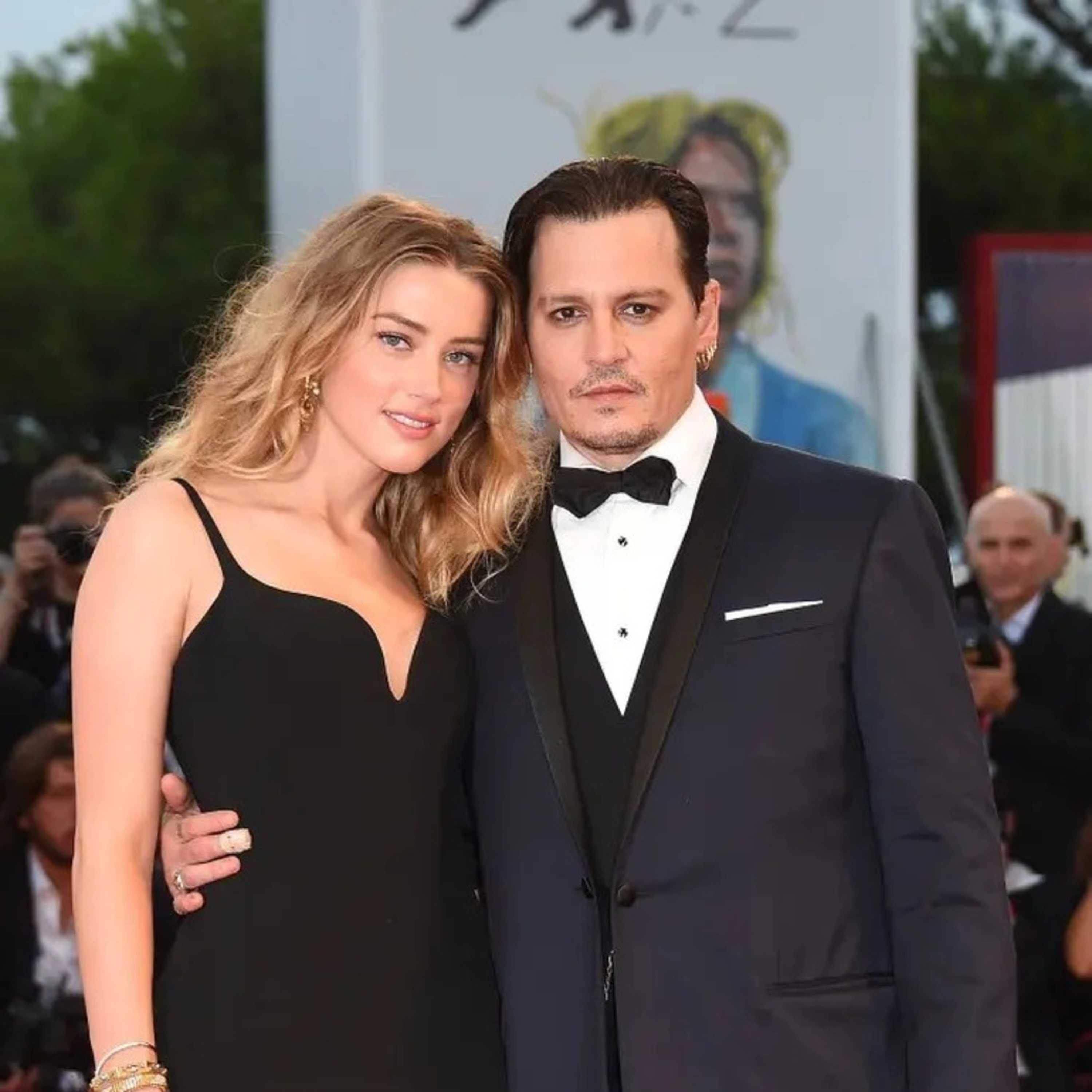 Vụ kiện Johnny Depp - Amber Heard: Fan xếp hàng trước tòa lúc 1h sáng để nhận kết quả episode artwork