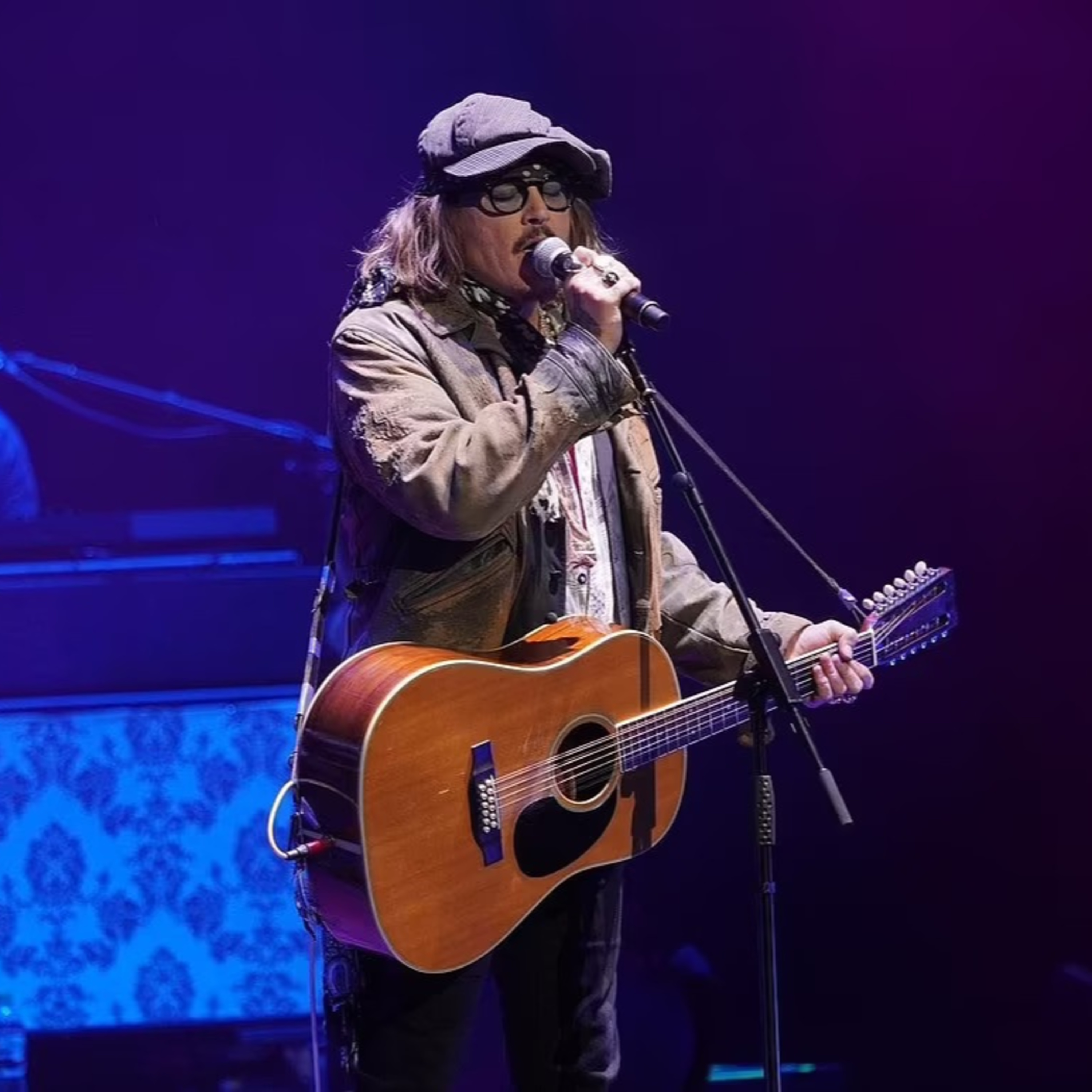 Johnny Depp biểu diễn, Kate Moss đi xem, được ekip bí mật đưa vào lối riêng episode artwork