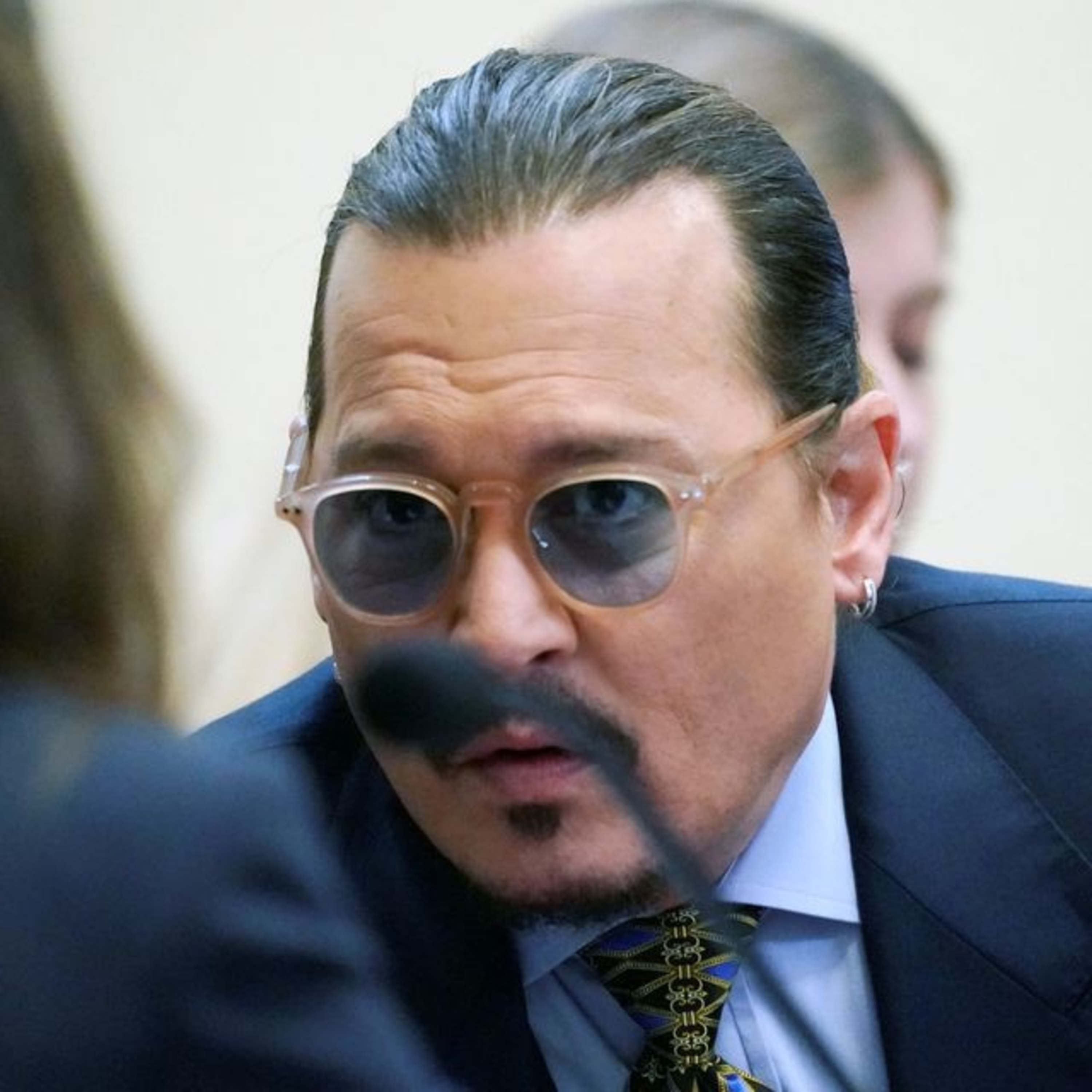 HOT: Johnny Depp thắng kiện Amber Heard, chàng ‘cướp biển’ nhận tin vui khi đang ở quán rượu episode artwork