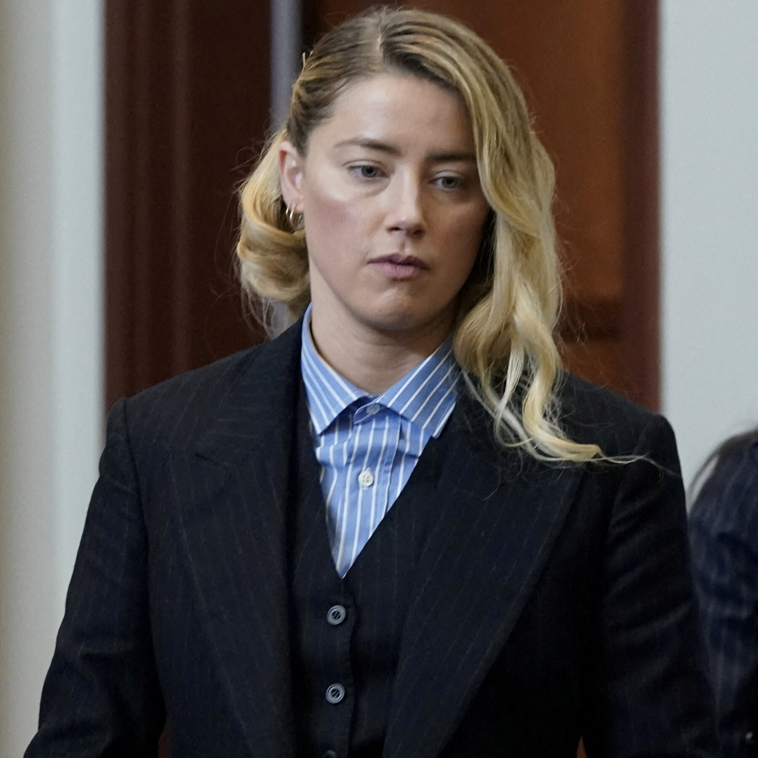 Amber Heard sụp đổ hoàn toàn sau vụ kiện với Johnny Depp: Phá sản, bị ghẻ lạnh, không có đường lui episode artwork