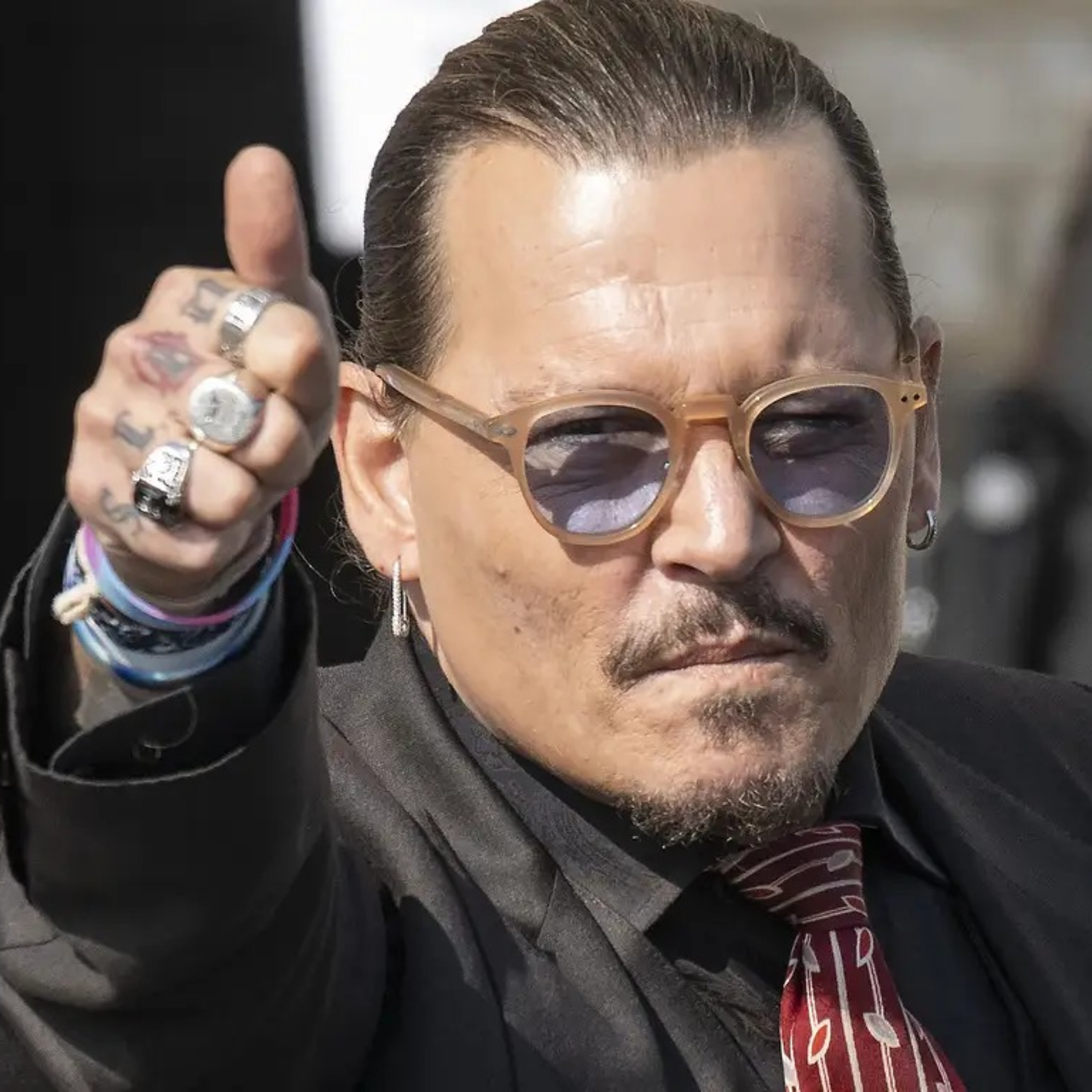 Johnny Depp siết chặt gọng kìm với Amber Heard episode artwork