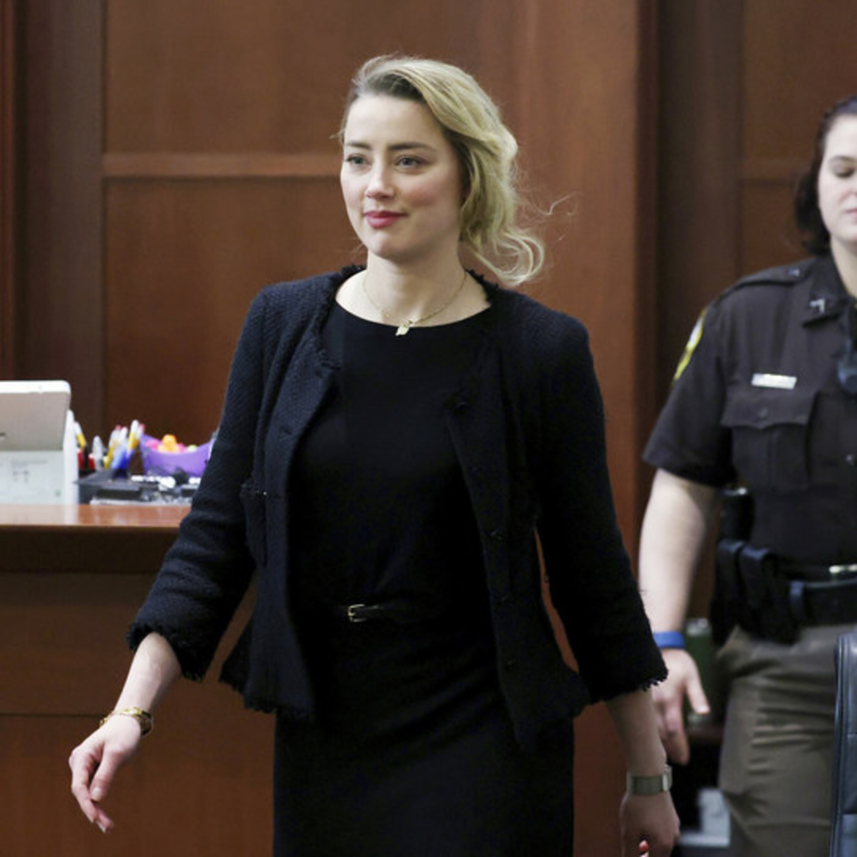 Amber Heard tiếp tục bị bồi thẩm đoàn vạch trần bộ mặt: “Thật khó chịu khi bắt gặp ánh mắt của cô" episode artwork