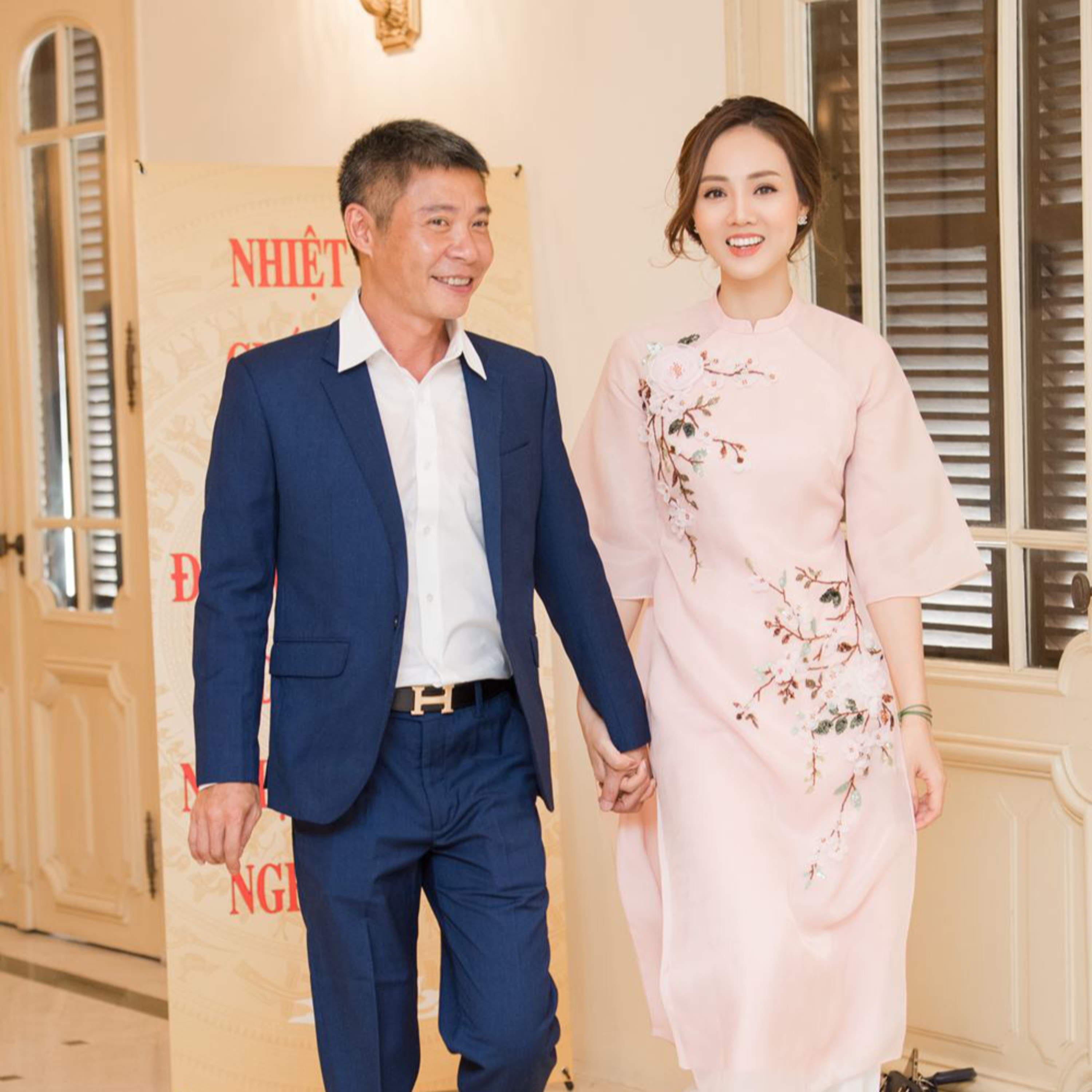 NSND Công Lý hiếm hoi xuất hiện cùng đoàn phim, bà xã kém tuổi chia sẻ điều xúc động episode artwork