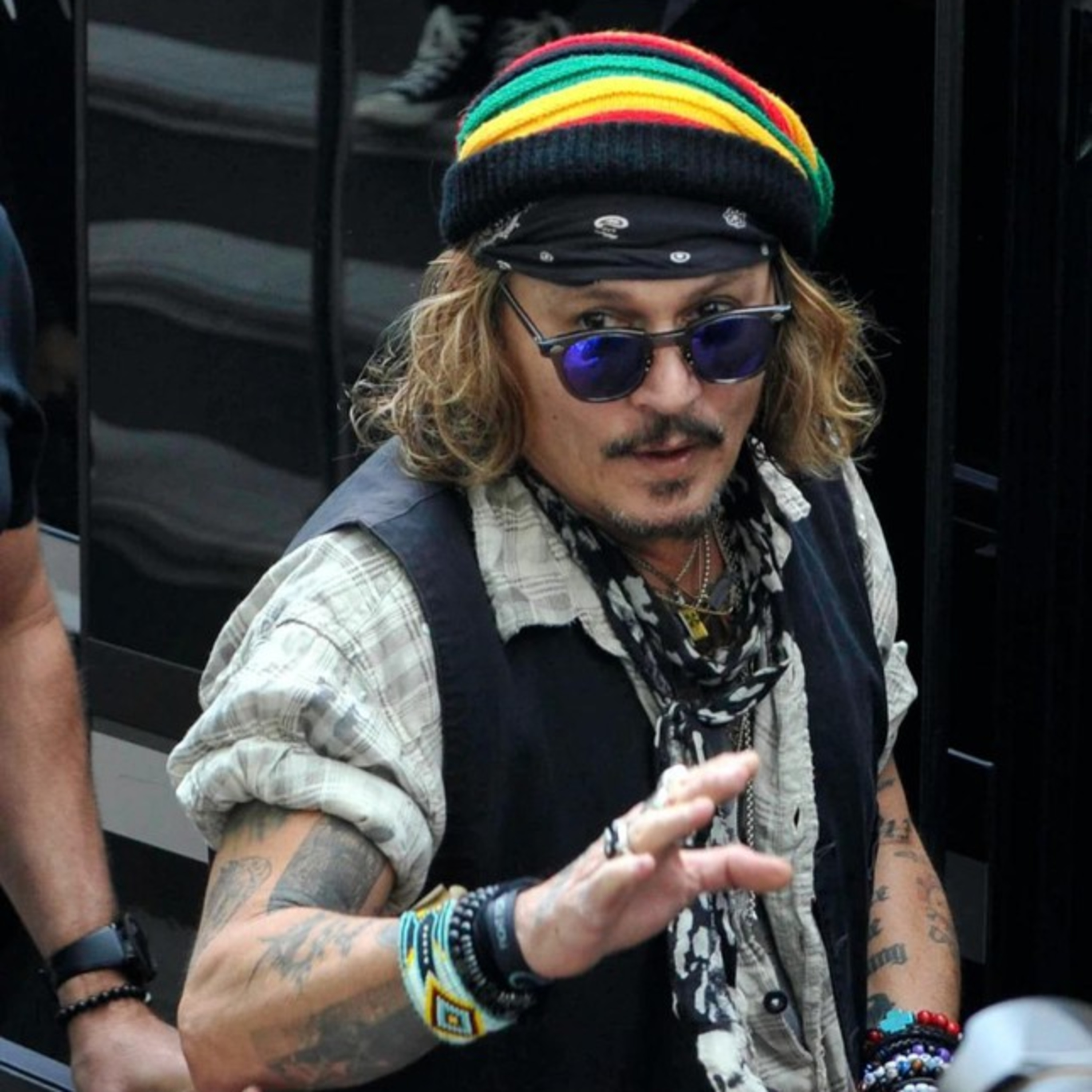 Johnny Depp chi gần 1,5 tỷ tổ chức tiệc tùng, phung phí hậu thắng kiện Amber Heard? episode artwork