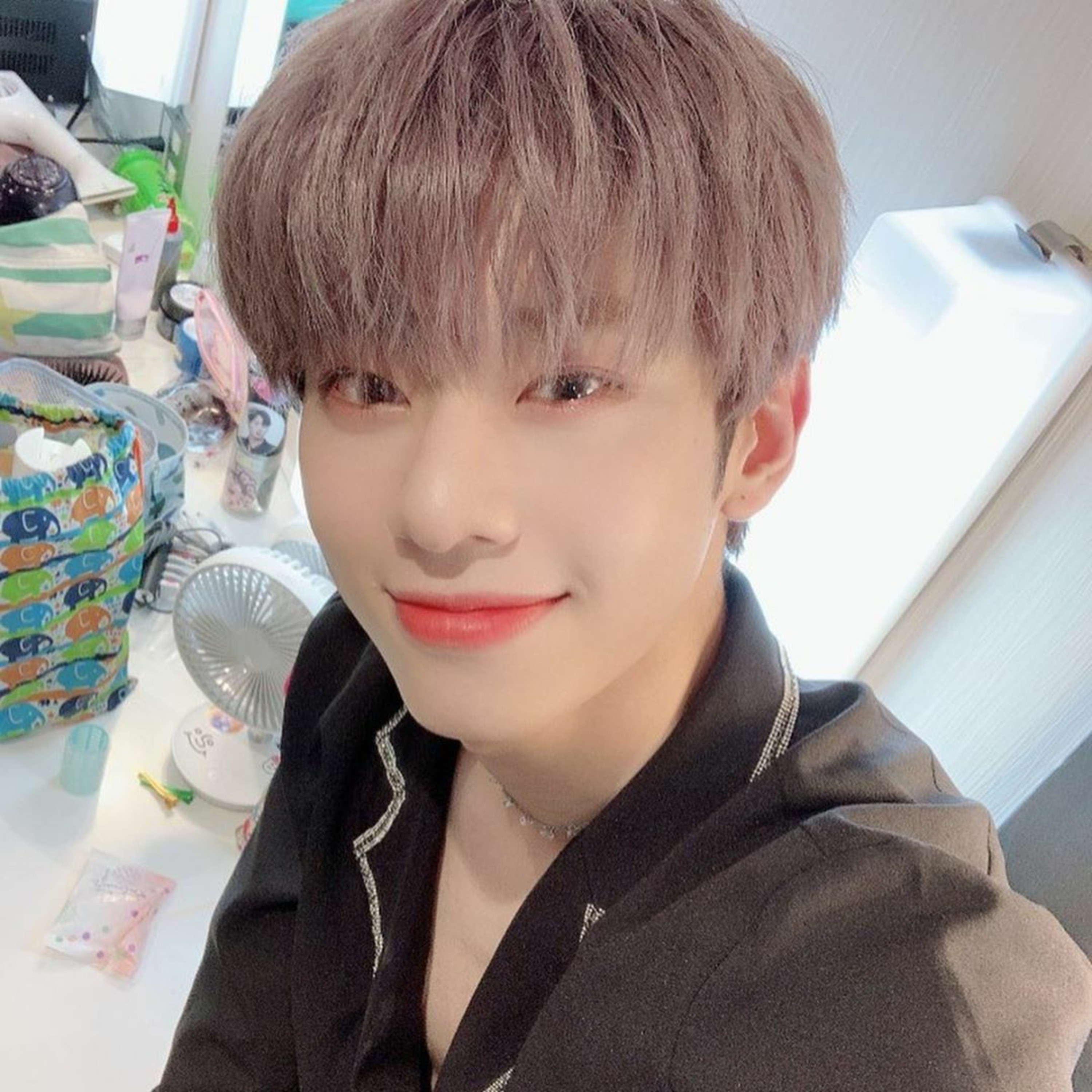Kim Dong Hyun (AB6IX) bị tung ảnh thân mật với gái lạ trên đường ngay sau buổi fan meeting episode artwork