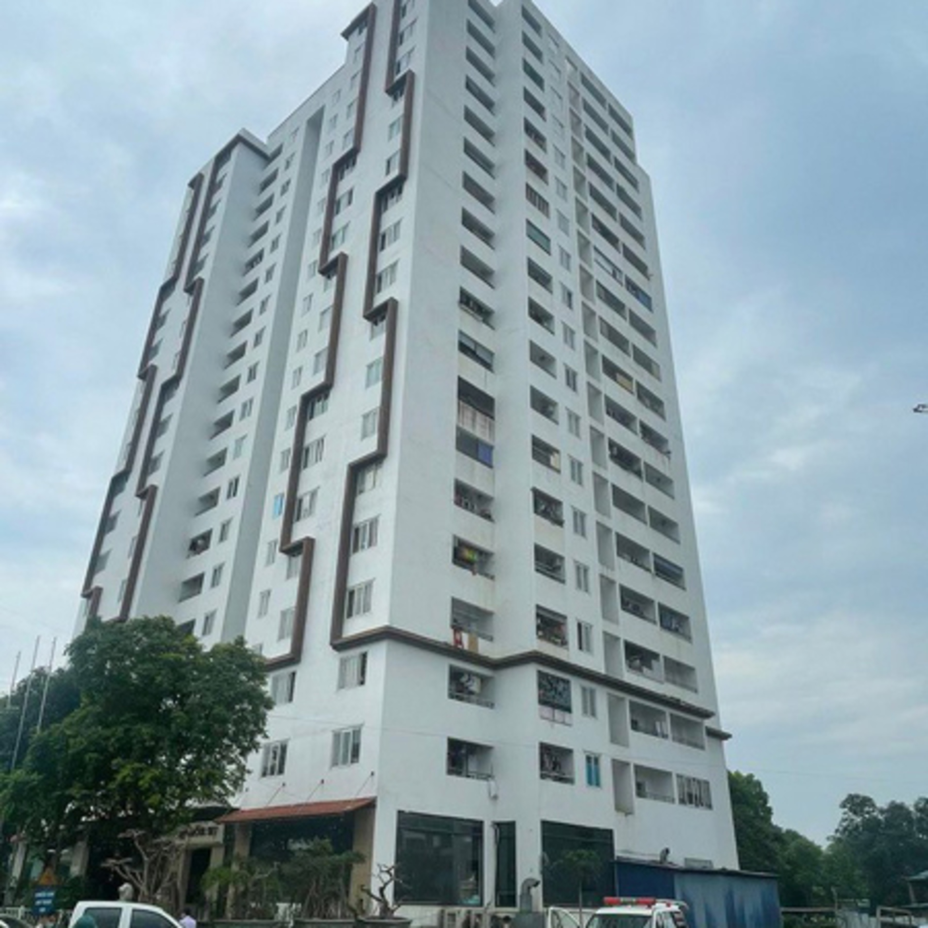 Vụ cán bộ rơi lầu 11 nghi ngoại tình - Người phụ nữ đeo khăn tang bức xúc đáp trả vì bị “chửi oan” episode artwork