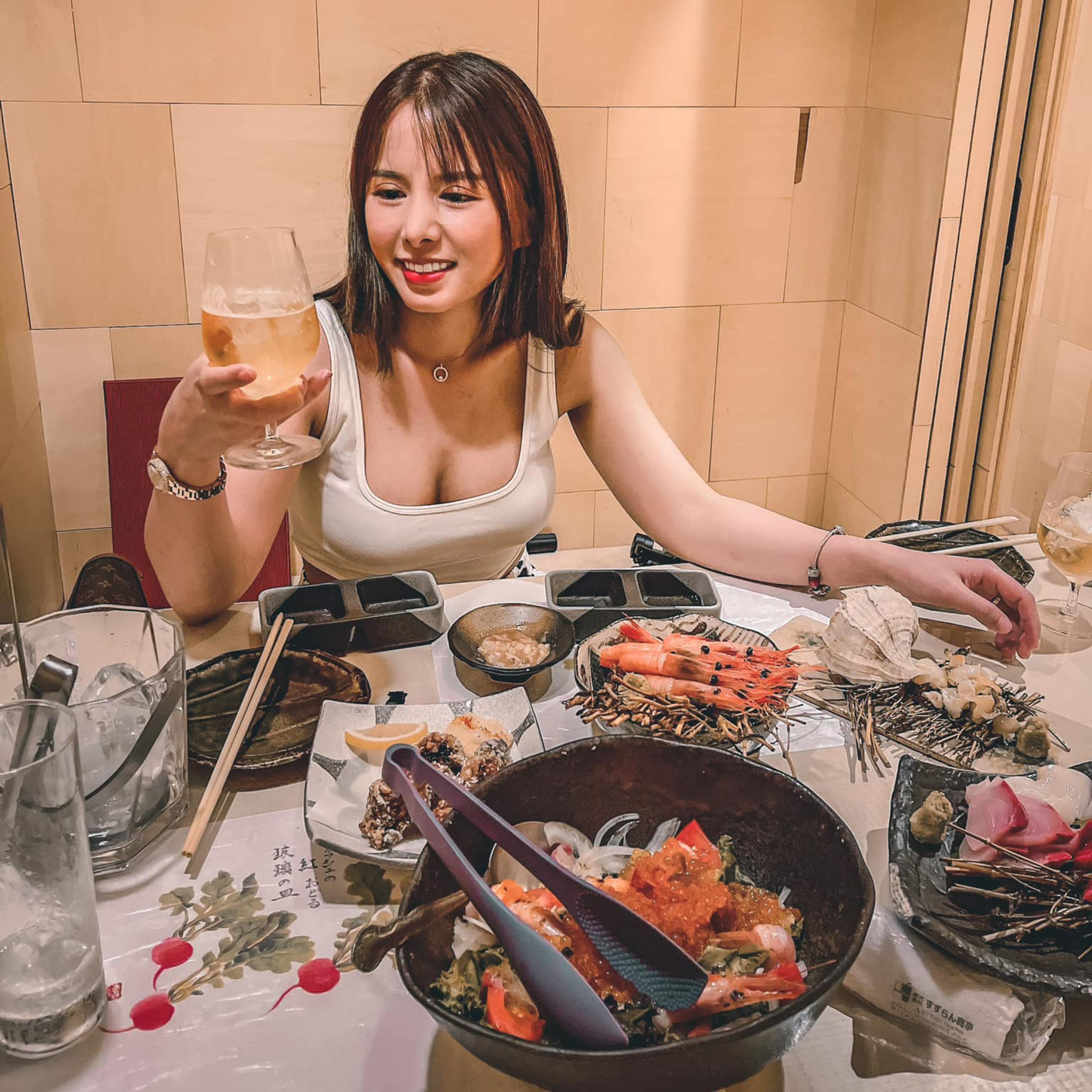 Bà Nhân Vlog “xù lông” đáp trả vì bị chửi giả tạo, khoe kim cương: “Ai cũng có quyền” episode artwork