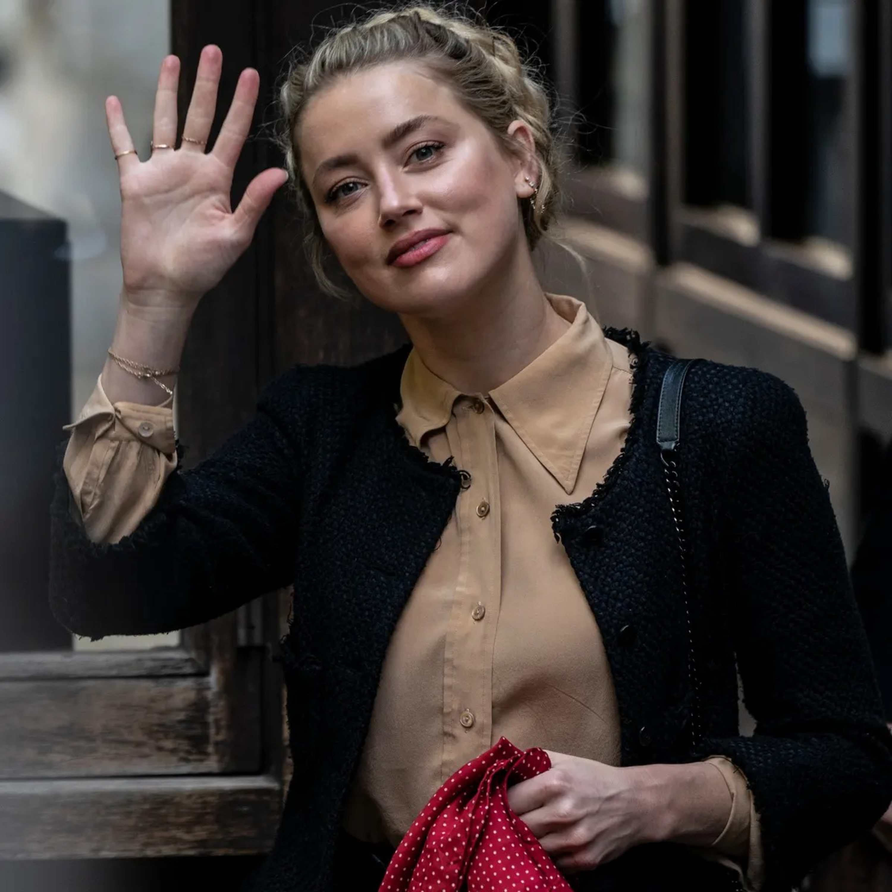 Amber Heard phản ứng lạ trước lời cầu hôn ngọt ngào của đại gia Ả Rập episode artwork