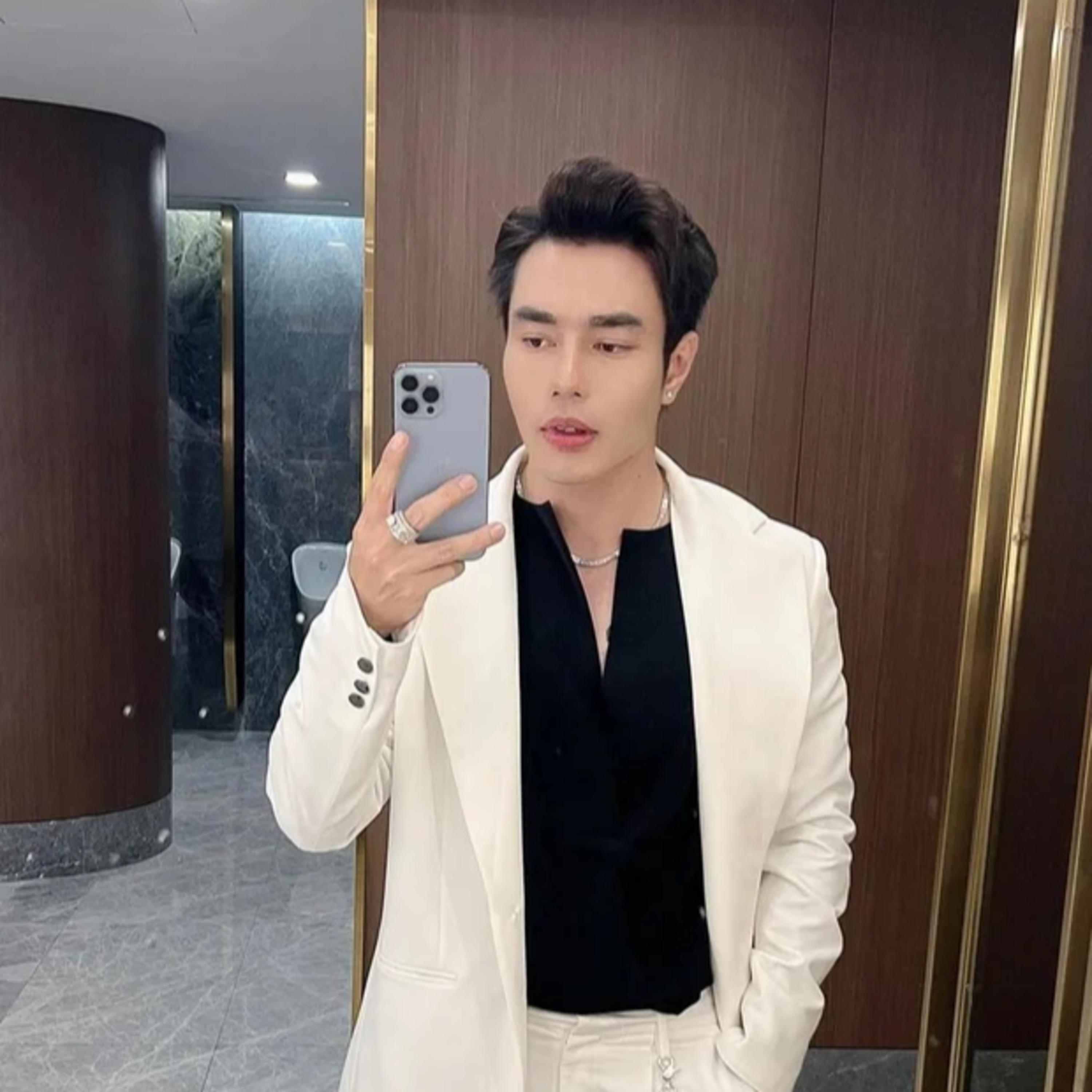 Lê Dương Bảo Lâm khoe loạt ảnh điển trai, bà xã nam diễn viên lo lắng: "Hay ổng có bồ rồi?" episode artwork