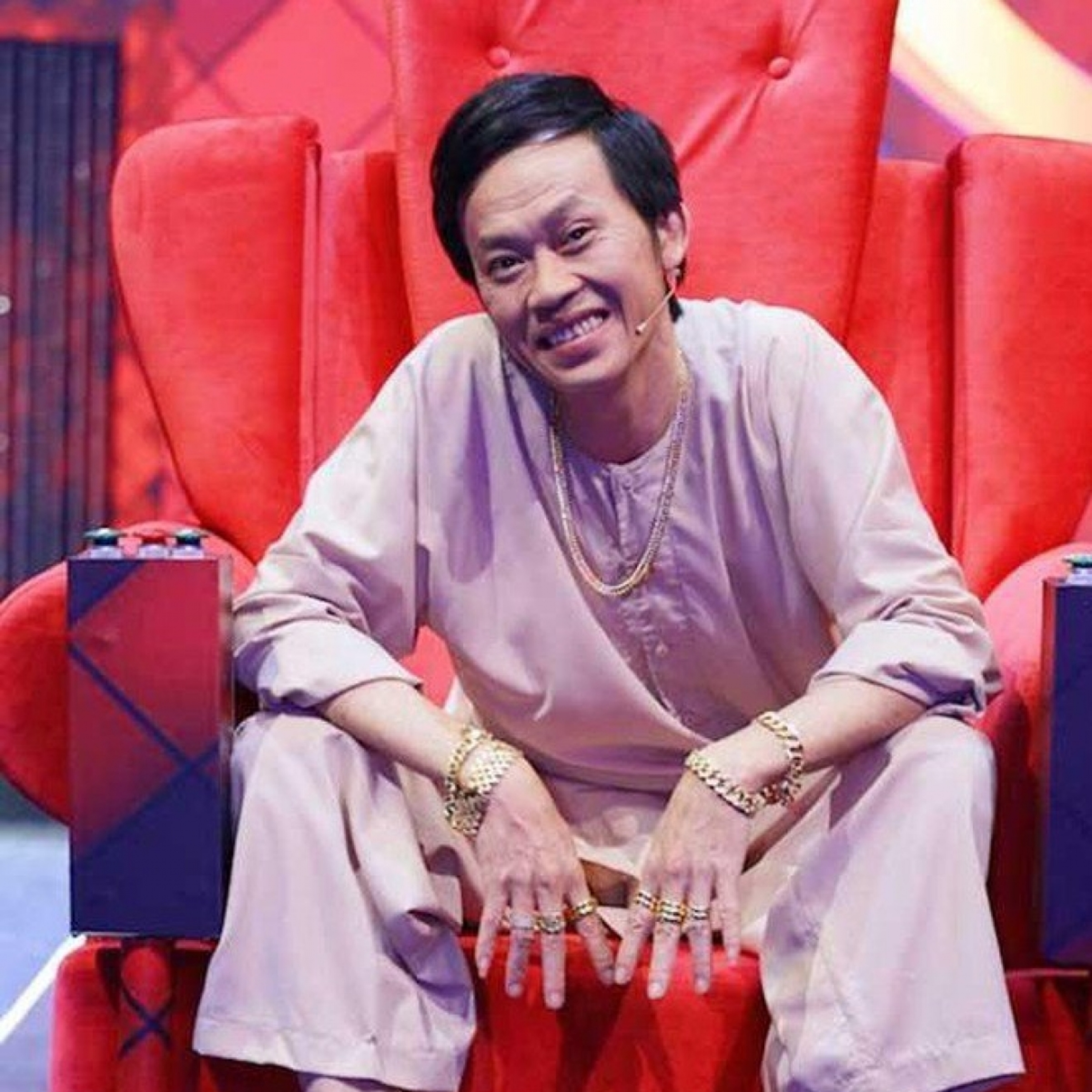 Hoài Linh tiếp tục đi diễn show hội chợ, nhưng khán giả lại đối xử bất ngờ sau ồn ào từ thiện episode artwork