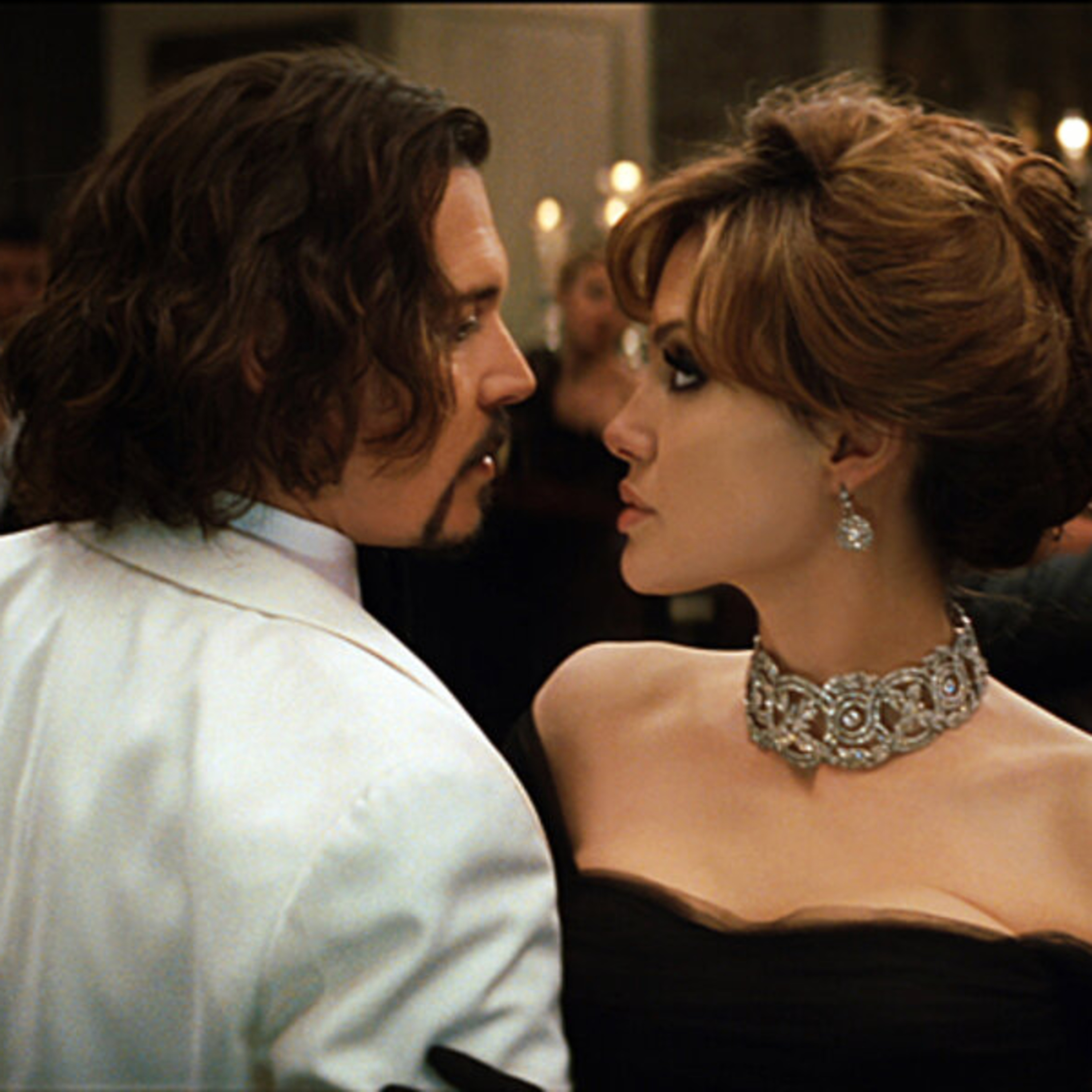 Angelina Jolie sợ đóng cảnh hôn với Johnny Depp vì mùi hôi miệng, Amber Heard từng xác nhận điều này episode artwork