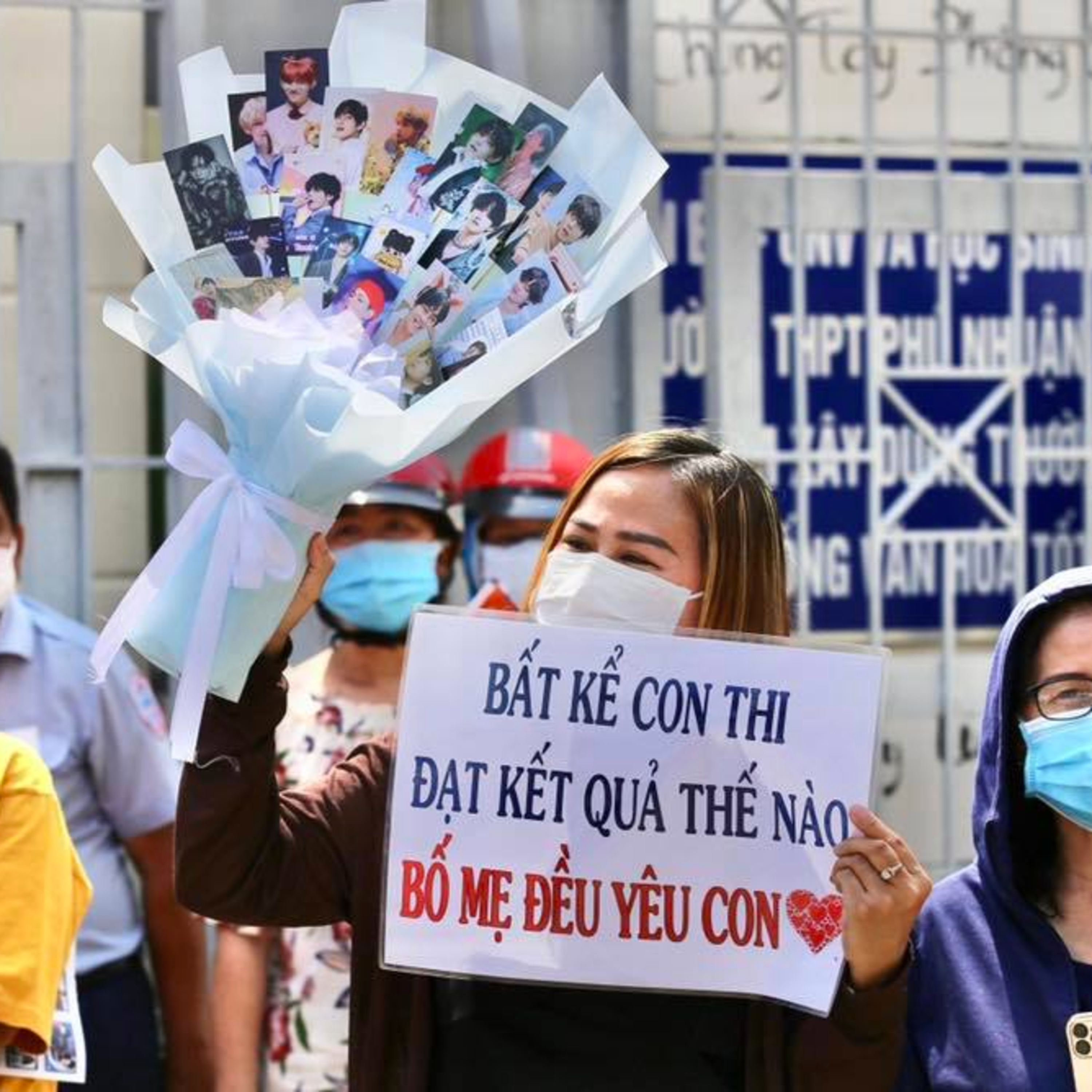 Mẹ trẻ cầm bó hoa toàn ảnh idol Hàn cổ vũ con đi thi: 'Kết quả thế nào bố mẹ vẫn yêu con' episode artwork