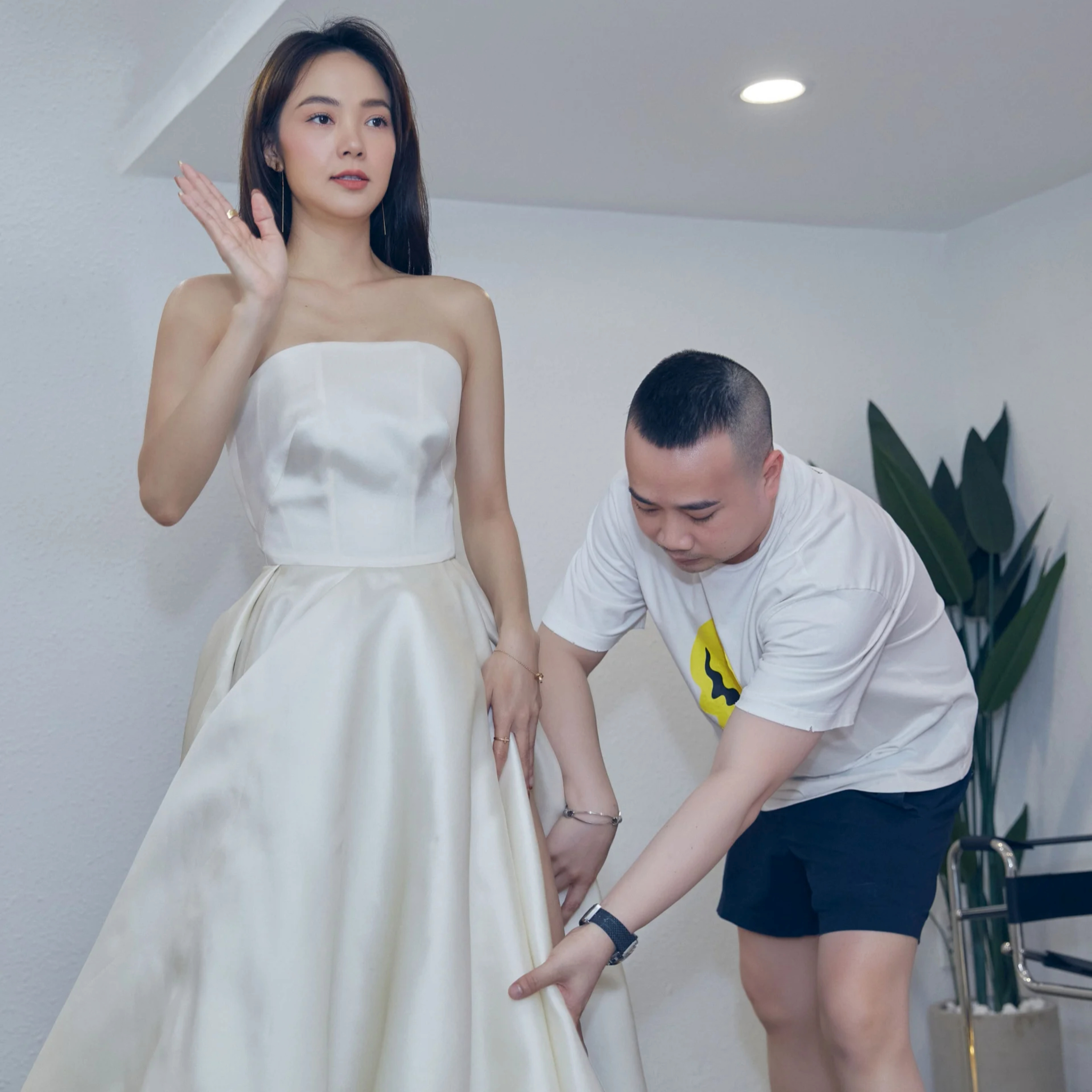 Minh Hằng đám cưới - cận cảnh áo dài được thiết kế riêng, thêu tay toàn bộ episode artwork