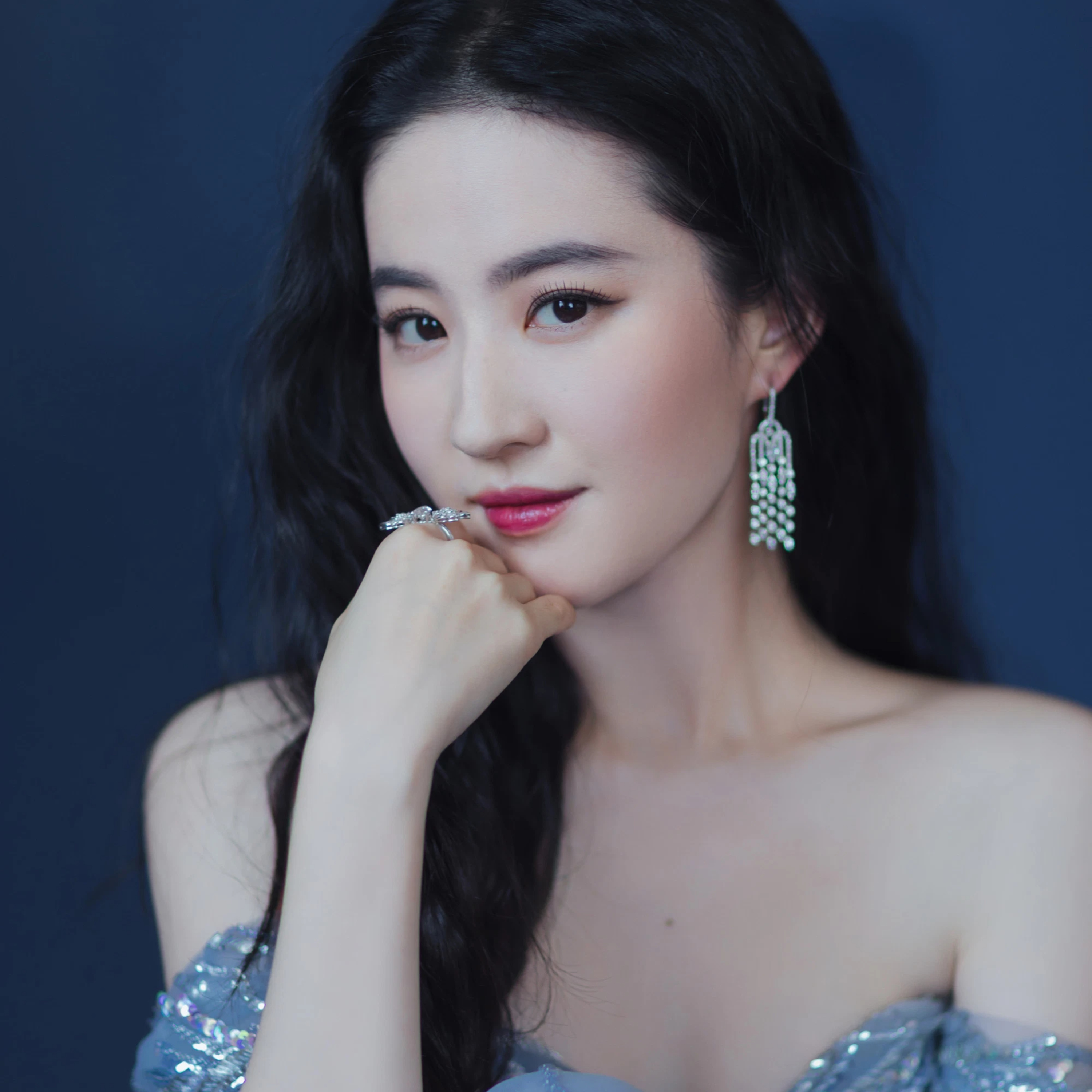 Lưu Diệc Phi để lộ ảnh bố ruột thời trẻ, nhan sắc cực phẩm lại hao hao Trần Hiểu episode artwork
