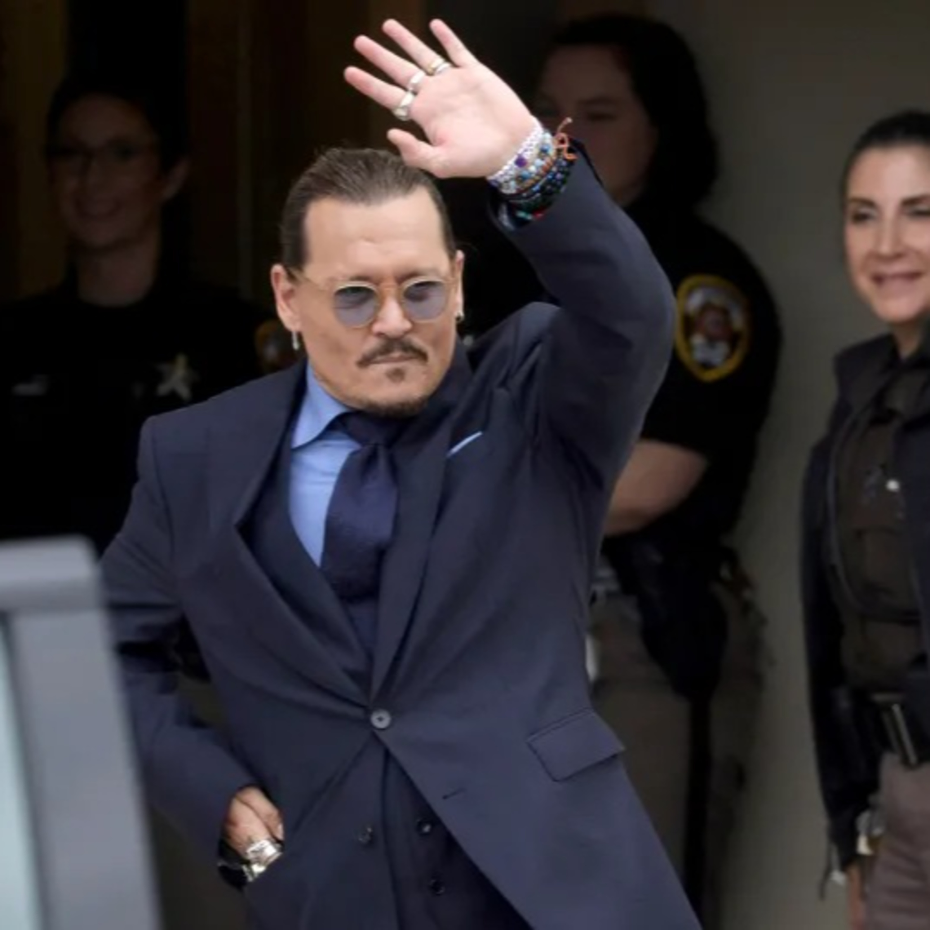 Johnny Depp và loạt tài tử đình đám bị xa lánh vì ở bẩn: Mùi hôi khiến bạn diễn phát khiếp episode artwork