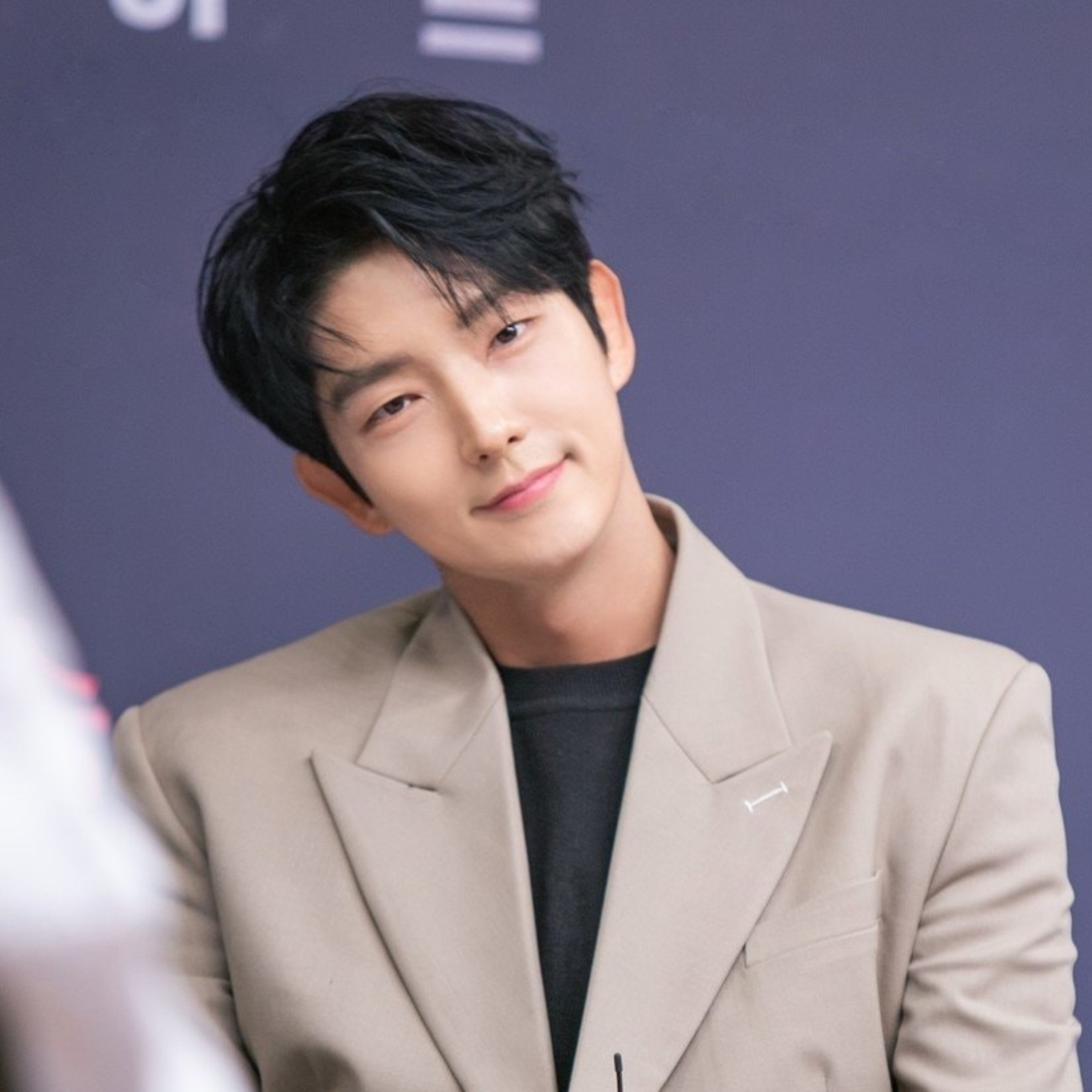 Lee Jun Ki check-in Hội An, thích thú khi được ngồi thuyền trên sông, liên tục vẫy tay chào fan episode artwork