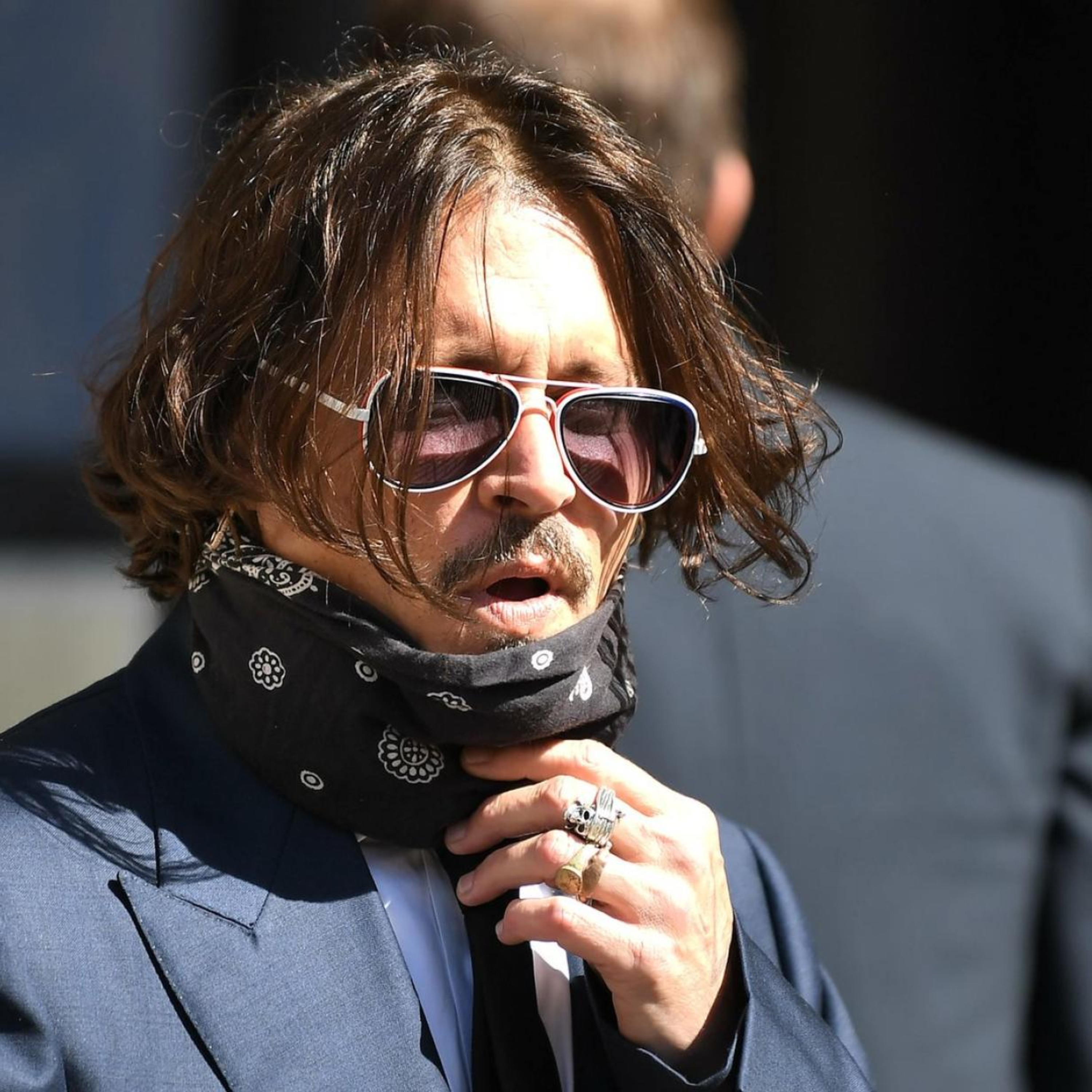 Johnny Depp tiếp tục ra tòa vì bị kiện, nữ luật sư xinh đẹp lại ra tay bảo vệ episode artwork