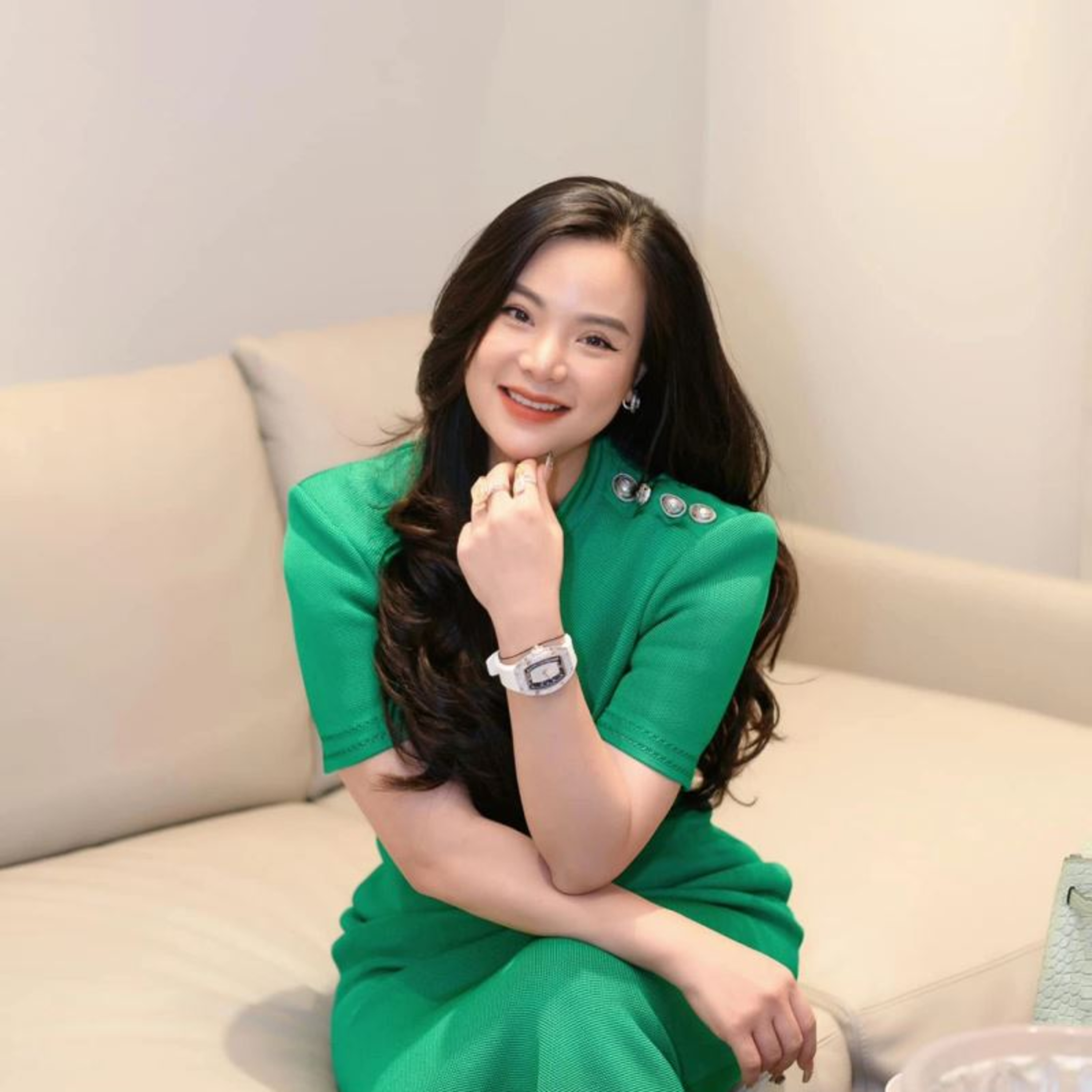 Chị Ông Địa bị antifan quất túi 1 tỷ dằn mặt: "con vật còn sống chuẩn hơn con người" episode artwork