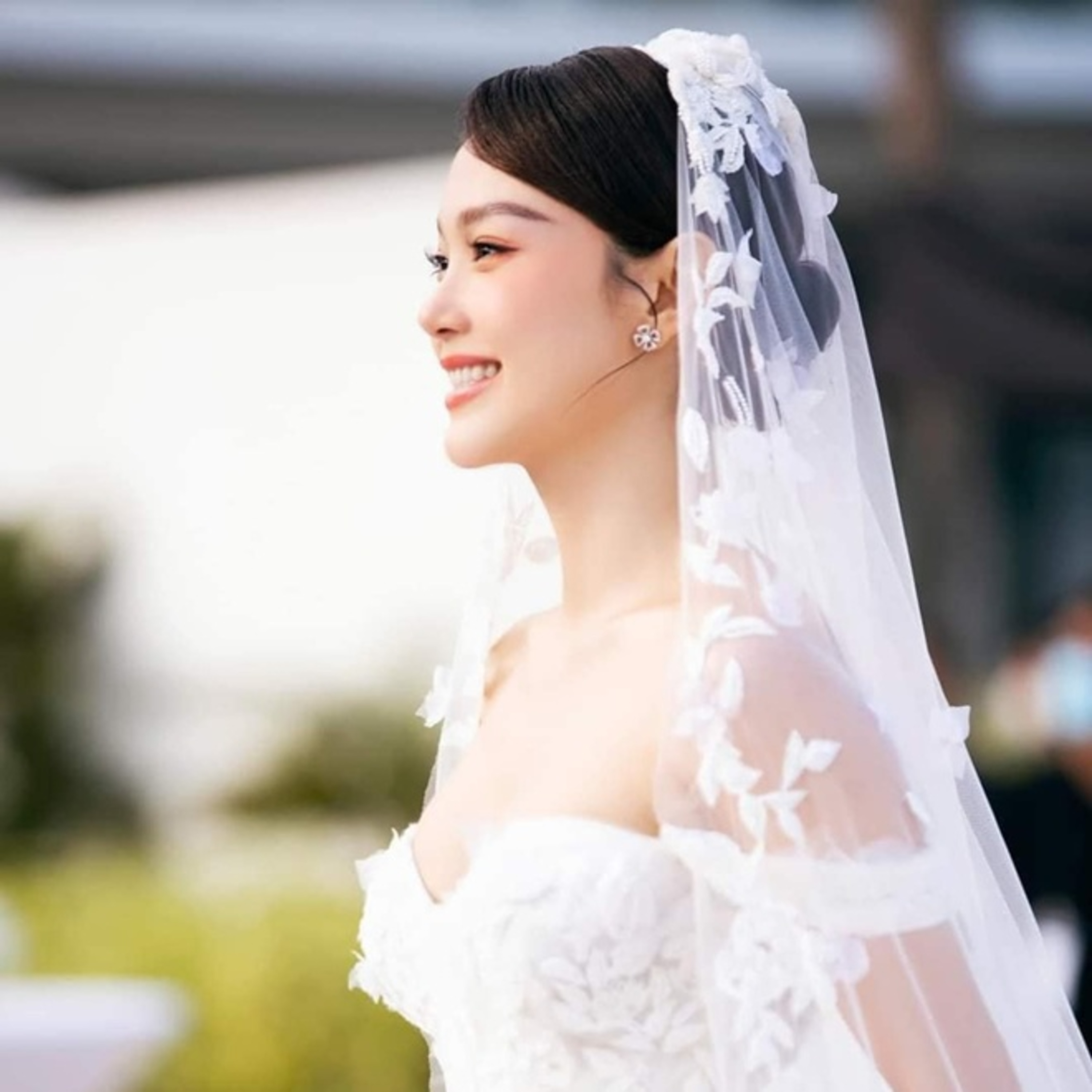Đám cưới Minh Hằng và chồng doanh nhân: Cô dâu xinh đẹp xuất hiện bên hội bạn “Gia đình văn hóa” episode artwork