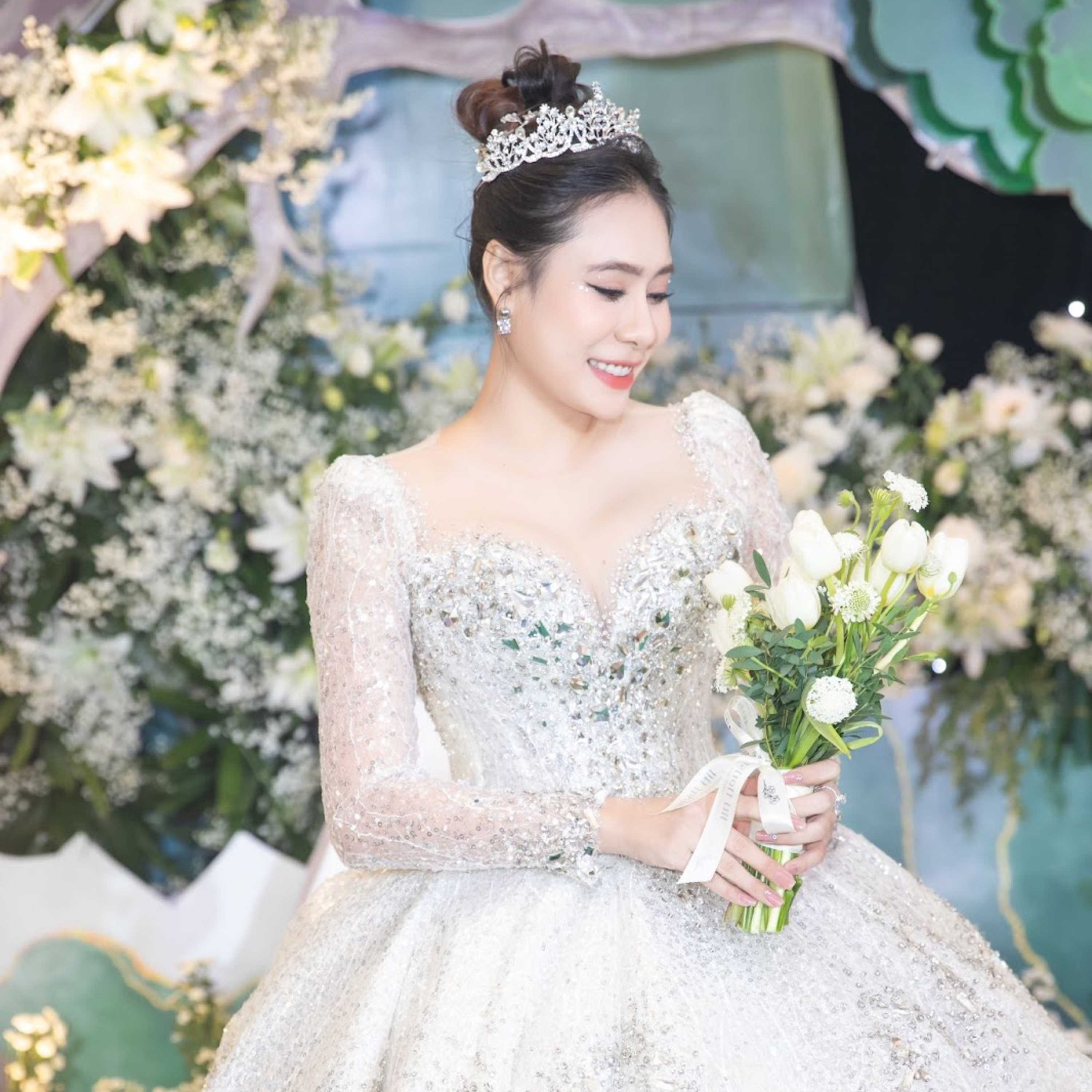 Đám cưới cổ tích của Hồ Bích Trâm: Cô dâu hôn chú rể say đắm, lộ rõ thân hình mũm mĩm khi mang thai episode artwork