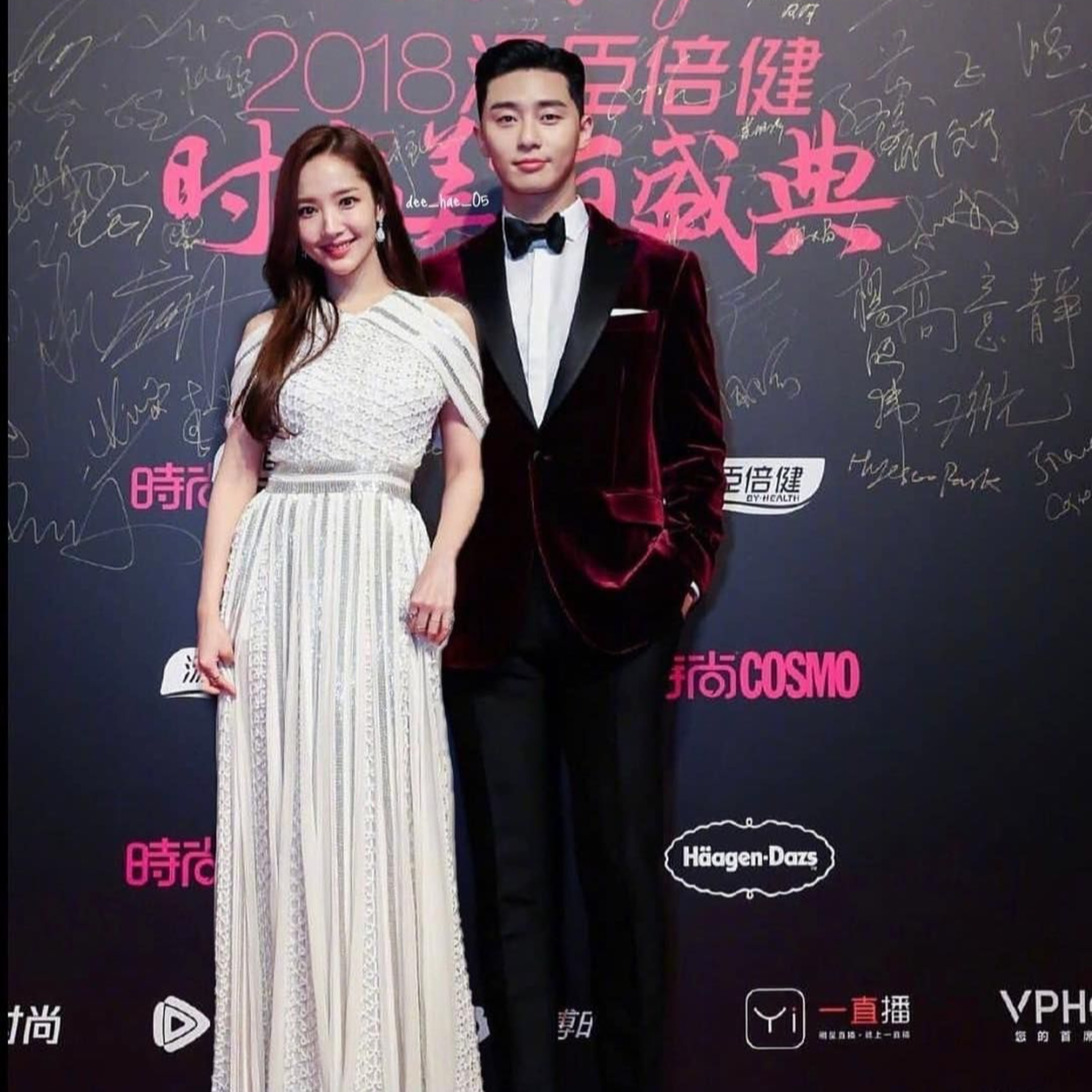 Park Seo Joon mỗi lần lộ diện đều lộ đồ đôi với Park Min Young: Chỉ là vô tình? episode artwork