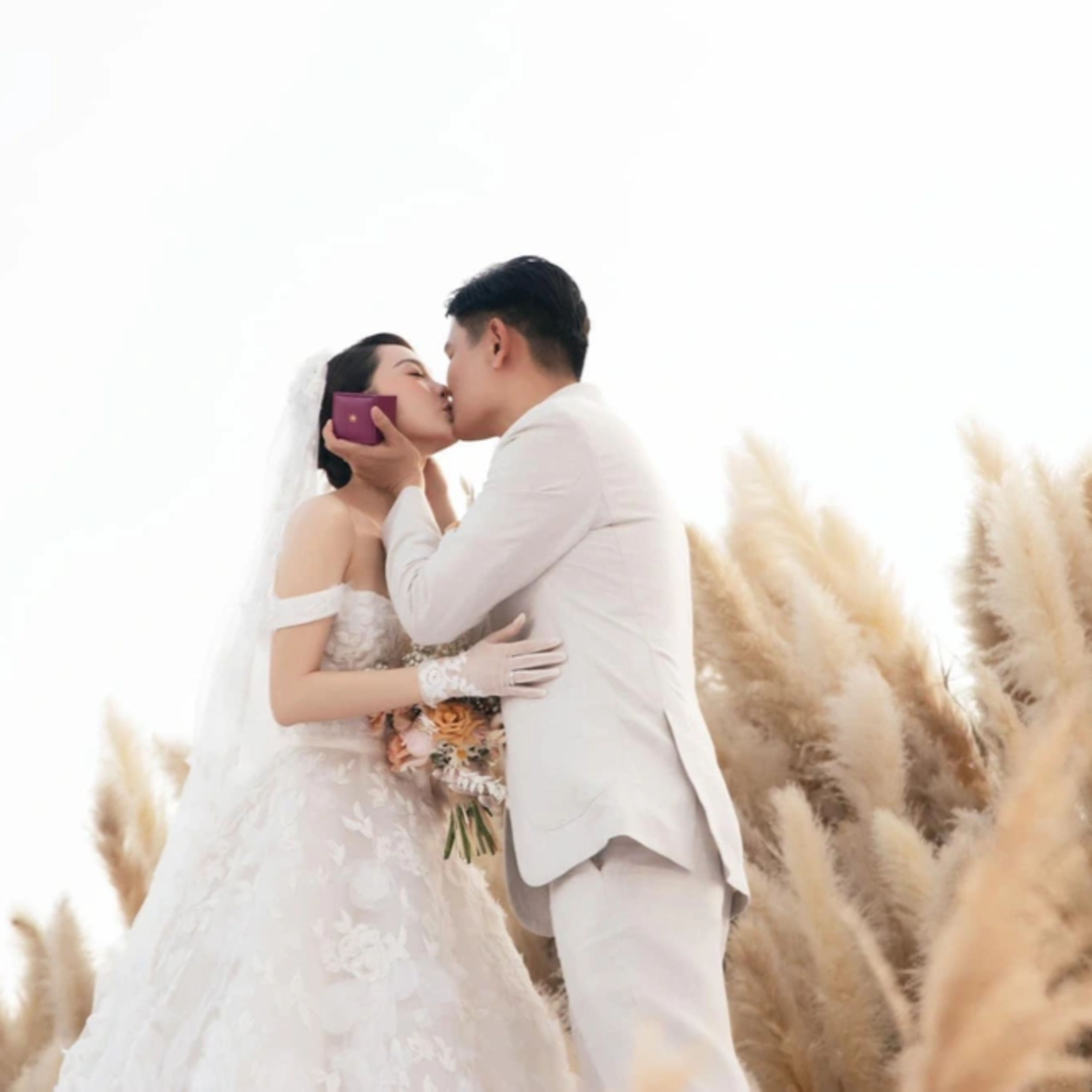 Minh Hằng thể hiện ‘quyền chiếm hữu’ với chồng đại gia, tiết lộ chuyện ít ai biết về mối quan hệ này episode artwork