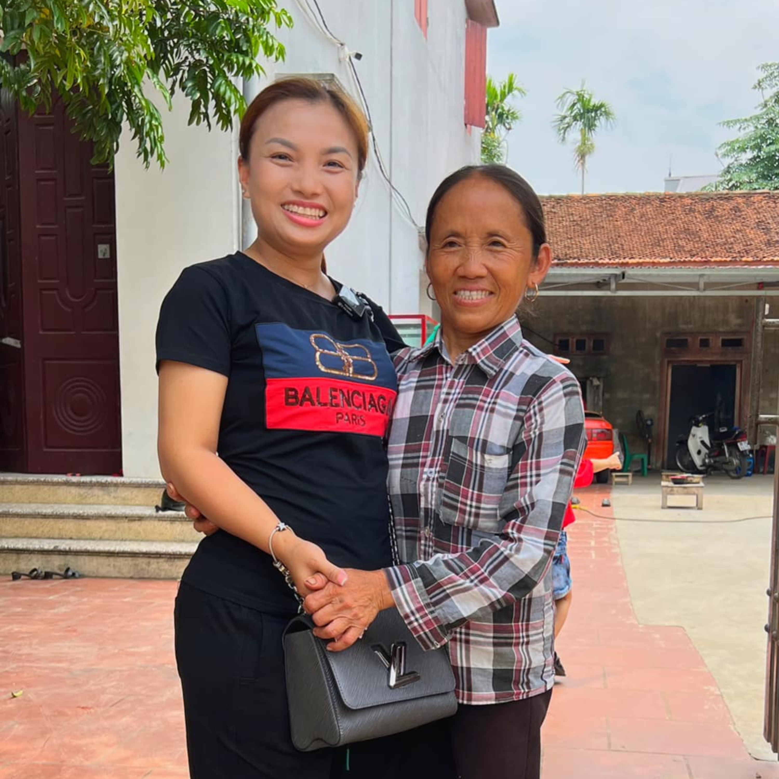 Quỳnh Trần JP “bỏ chồng” về nước một mình, ghé thăm bà Tân Vlog, được đãi món siêu to khổng lồ episode artwork