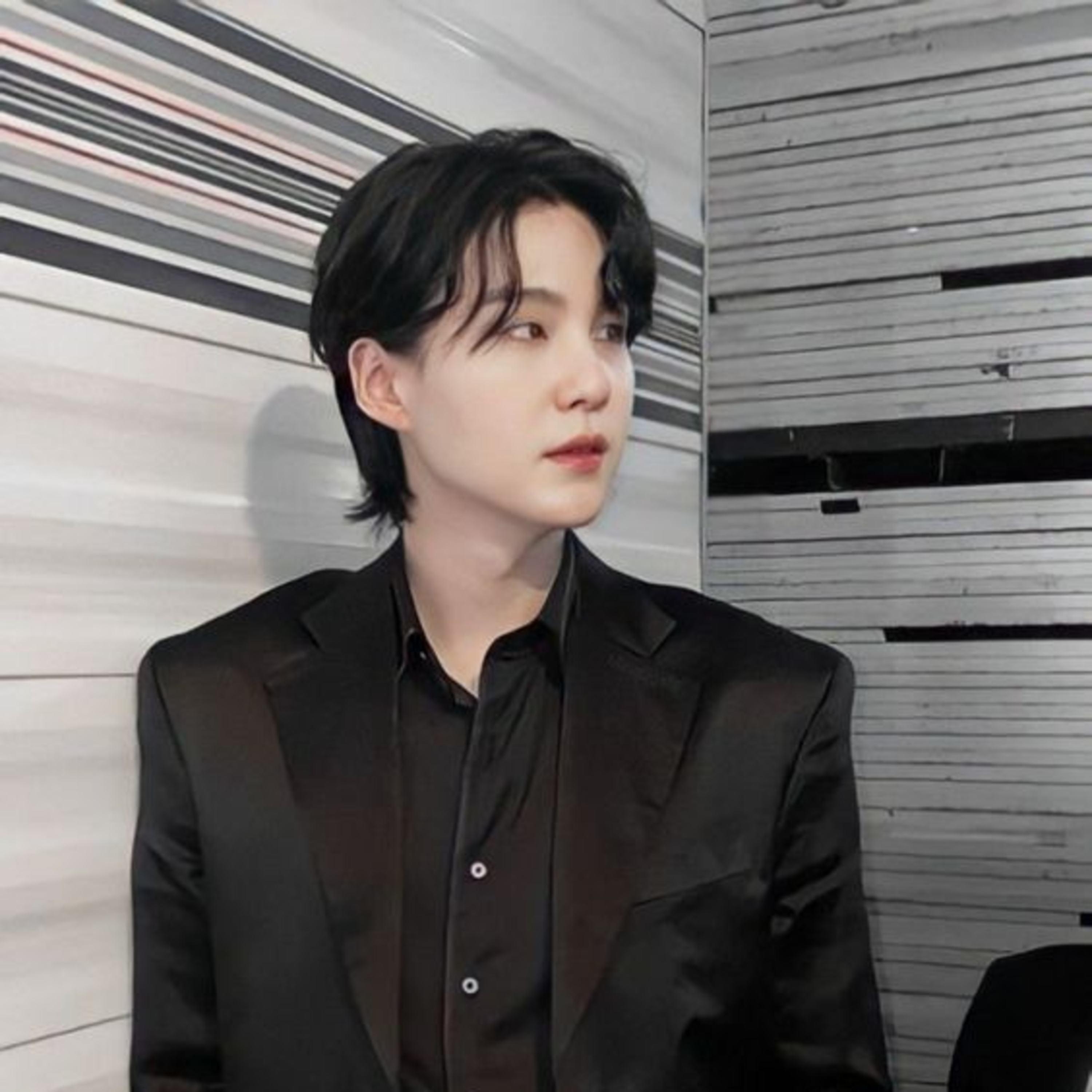 Suga - Từ nhân viên giao hàng, không có tiền đi xe buýt đến "phù thủy âm nhạc" giàu nhất nhì BTS episode artwork