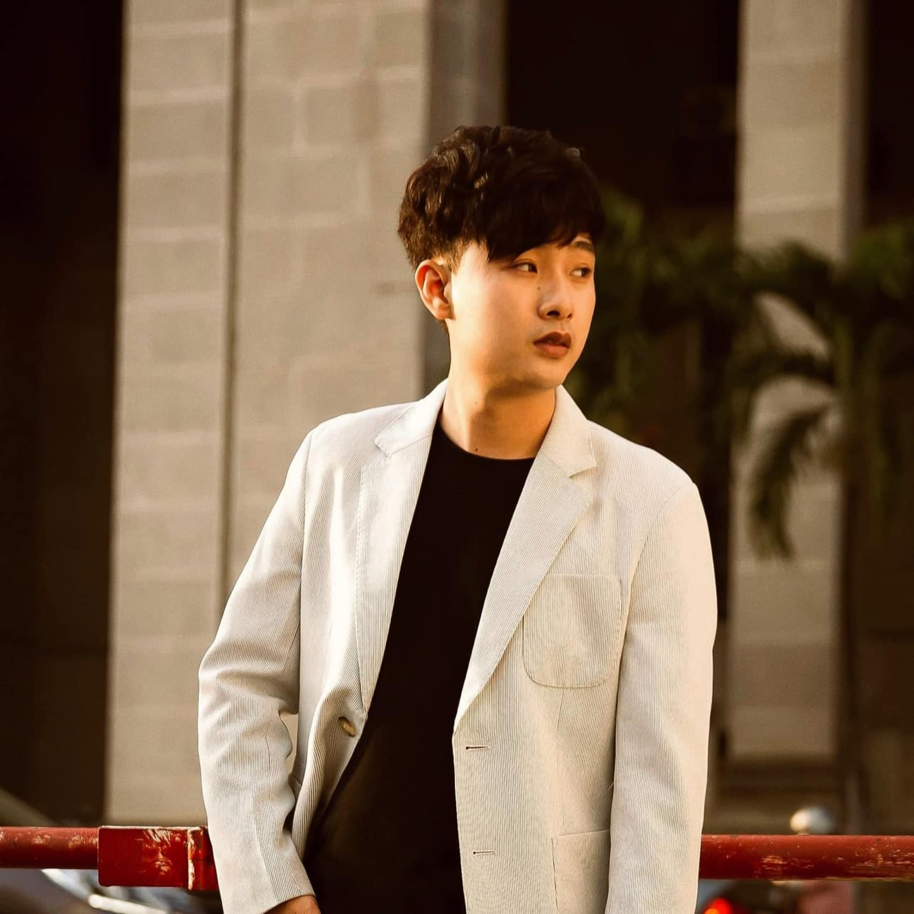 Rain Dinh - Chủ kênh TikTok gần 900 nghìn người theo dõi khởi xướng trend “nhìn sang trái" là ai?  episode artwork