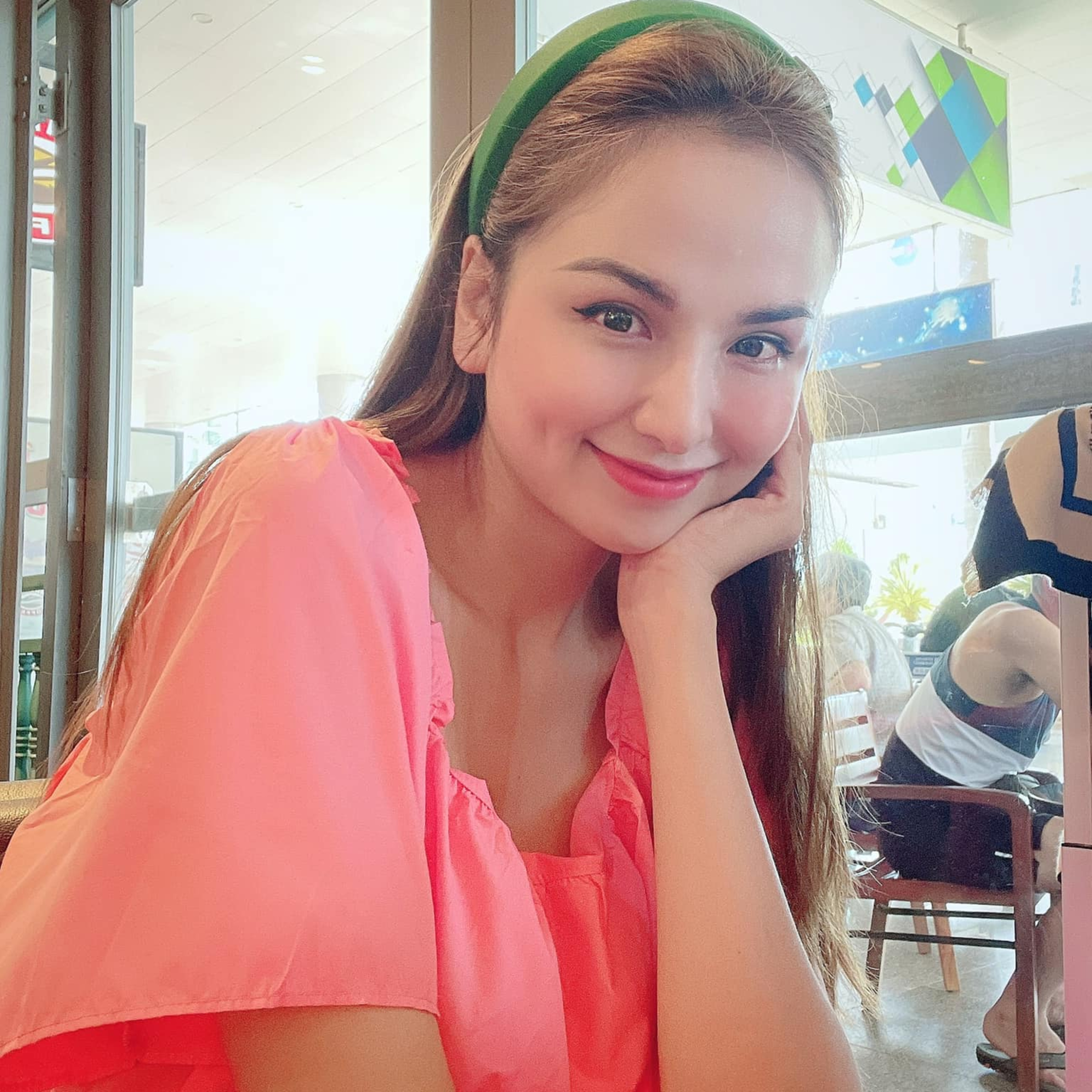 Hoa hậu Diễm Hương bị tai nạn giao thông giữa hàng loạt bê bối đời tư khiến nhiều người lo lắng episode artwork