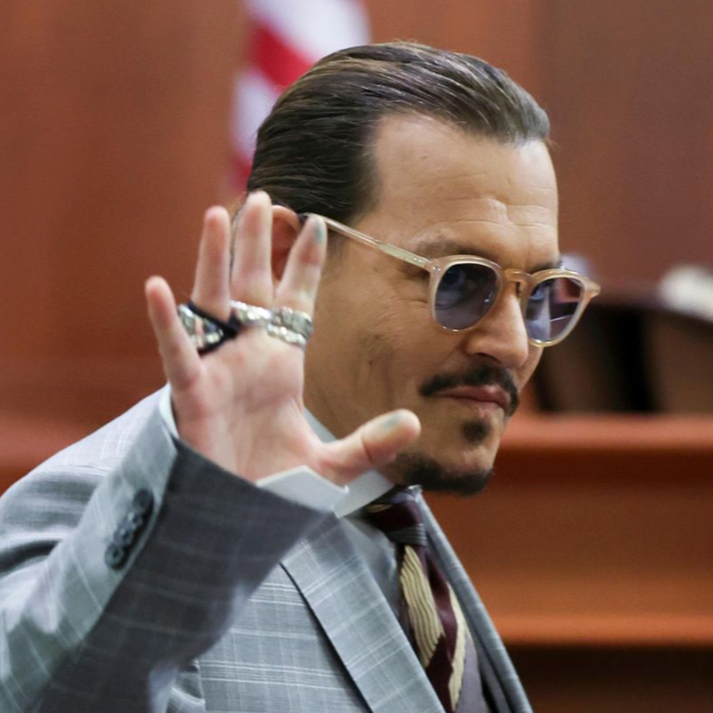 Johnny Depp và Elon Musk, ai mới là người thê thảm hơn khi yêu phải Amber Heard? episode artwork