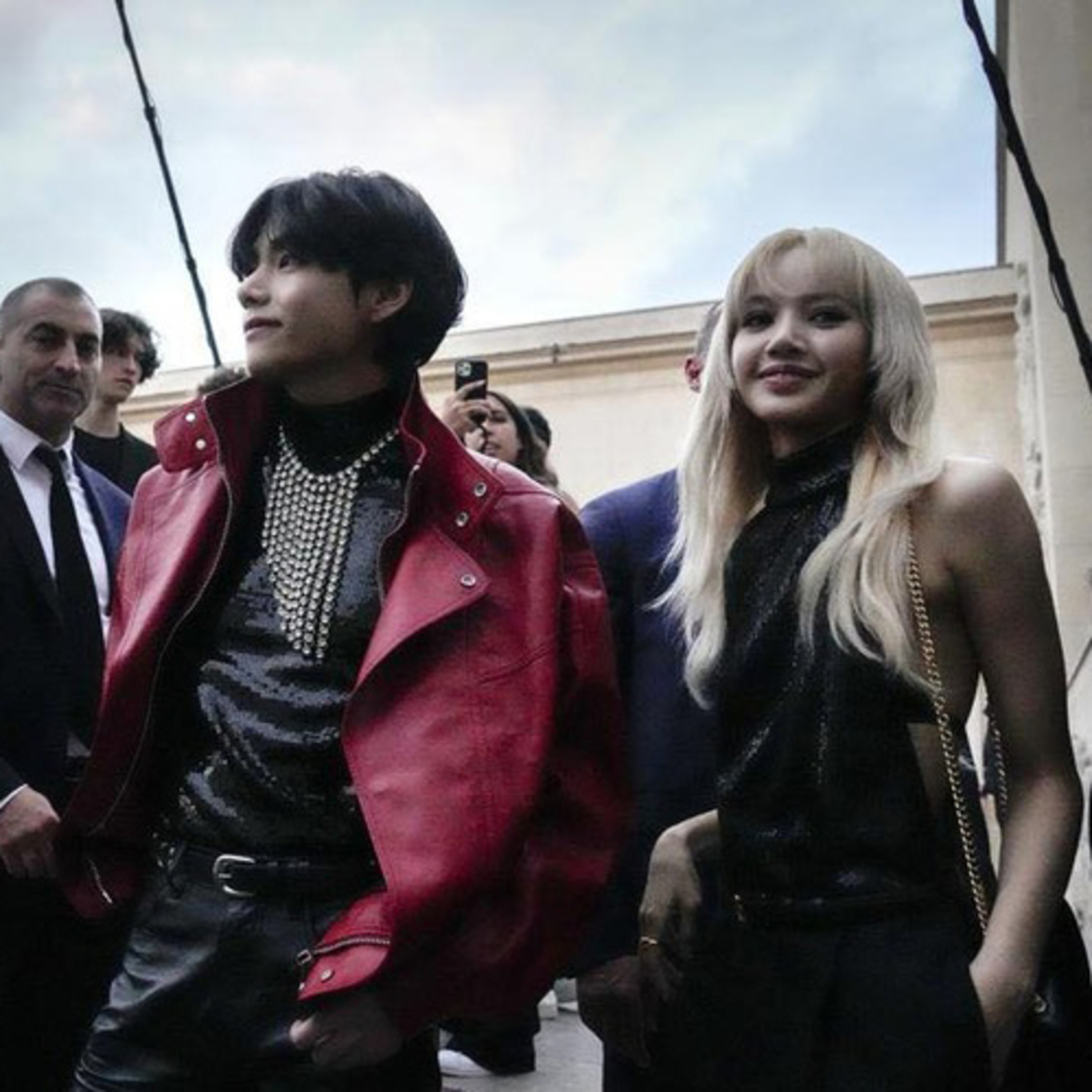 Lisa (BLACKPINK) lộ cử chỉ lạ khi đứng cạnh V (BTS) tại sự kiện đình đám episode artwork