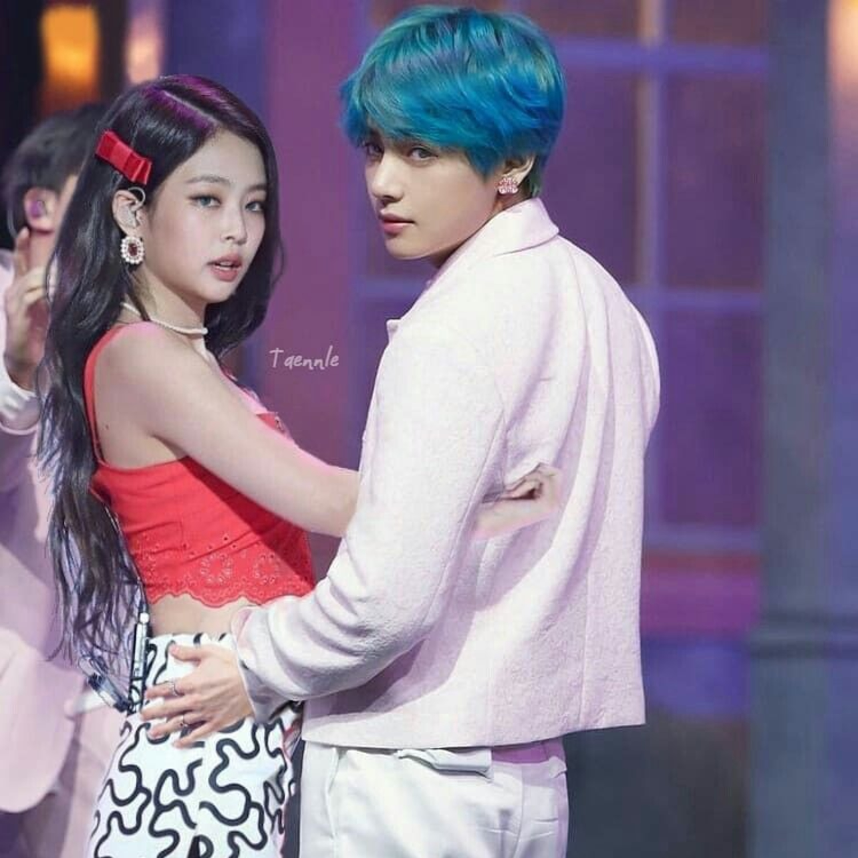 V (BTS) bất ngờ đưa ra lời xin lỗi sau thời gian giữ im lặng trước tin đồn hẹn hò Jennie (BlackPink) episode artwork