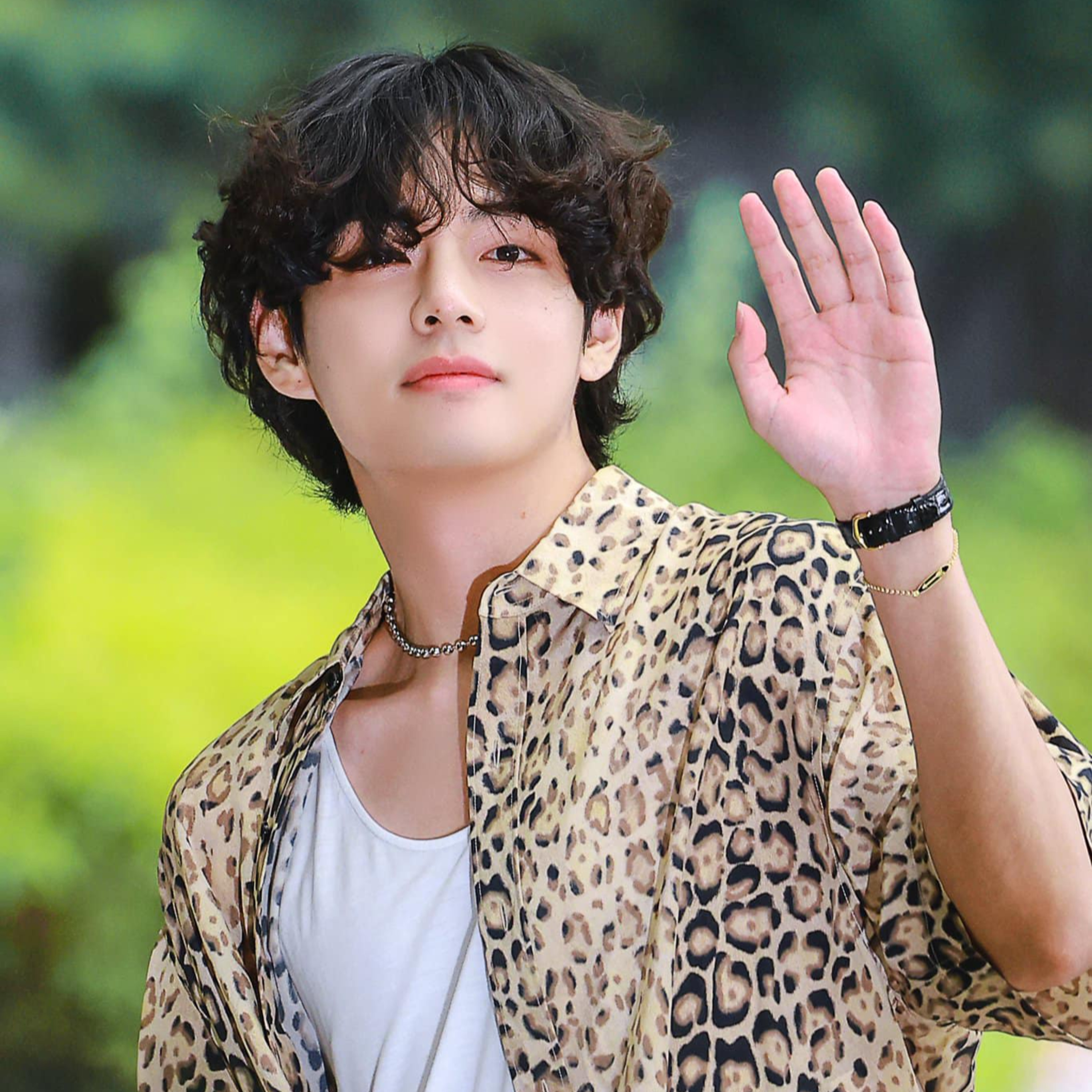 V (BTS) bị chỉ trích bệnh ngôi sao, thái độ thua xa Lisa và Park Bo Gum episode artwork
