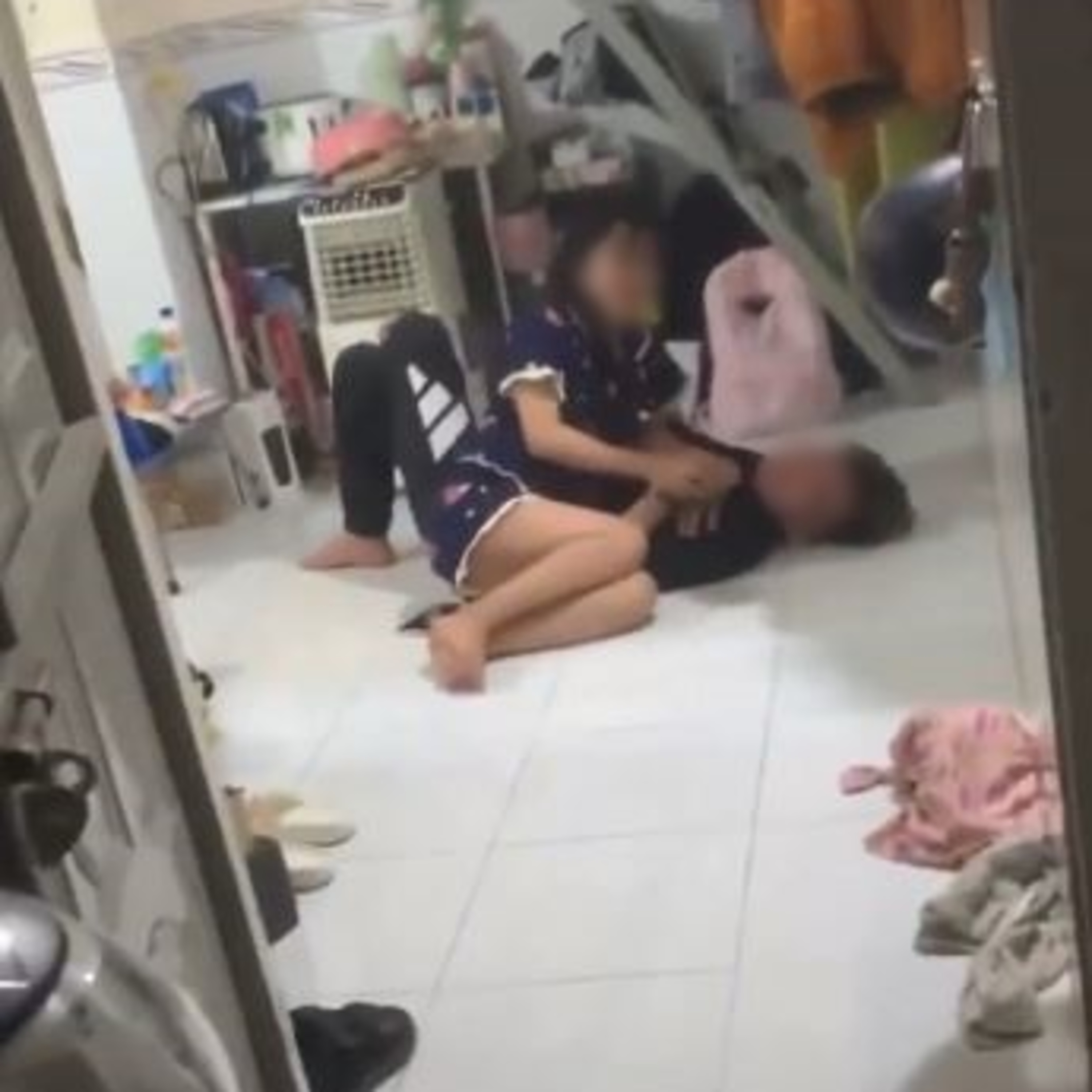 2 vụ đánh ghen đang làm mưa làm gió hiện tại: Chồng quyết bảo vệ 'trà xanh' đến cùng episode artwork
